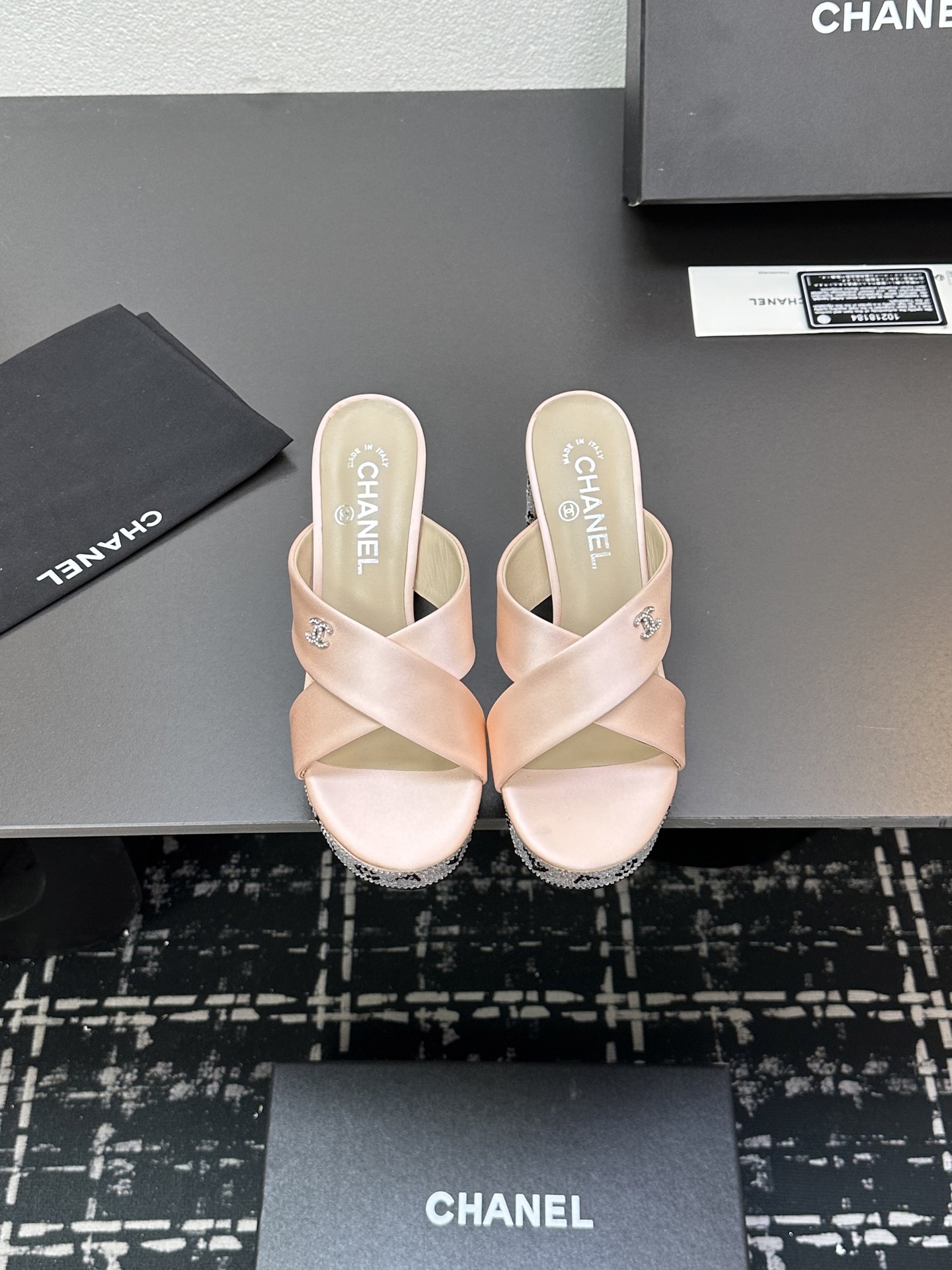 NO:256967,CHANE* ｜Xiaoxiang 25 new product, beautiful T-shaped rhinestones with thick heels, sandals series, grass-planted, thick heels, essential items for shopping/games. The upper is made of custom lambskin, the inner foot pad is sheepskin. Italian imported leather outsole Heel height 9cm Size35-39 (customized by 40/41), high heels, chanel, sandals, high heels, sheepskin, Leather soles19860909CHANE* ｜小香25新品 绝美T子带粗跟水钻凉拖 又是被种草的凉鞋系列 粗跟真的绝 逛街/晚会必备单品 鞋面采用定制小羊皮 内里垫脚为羊皮 意大利进口真皮大底 跟高 9cm Size35-39（40/41定制）,高跟鞋,chanel,sandals,high heels,sheepskin,Leather soles,Women's Shoes