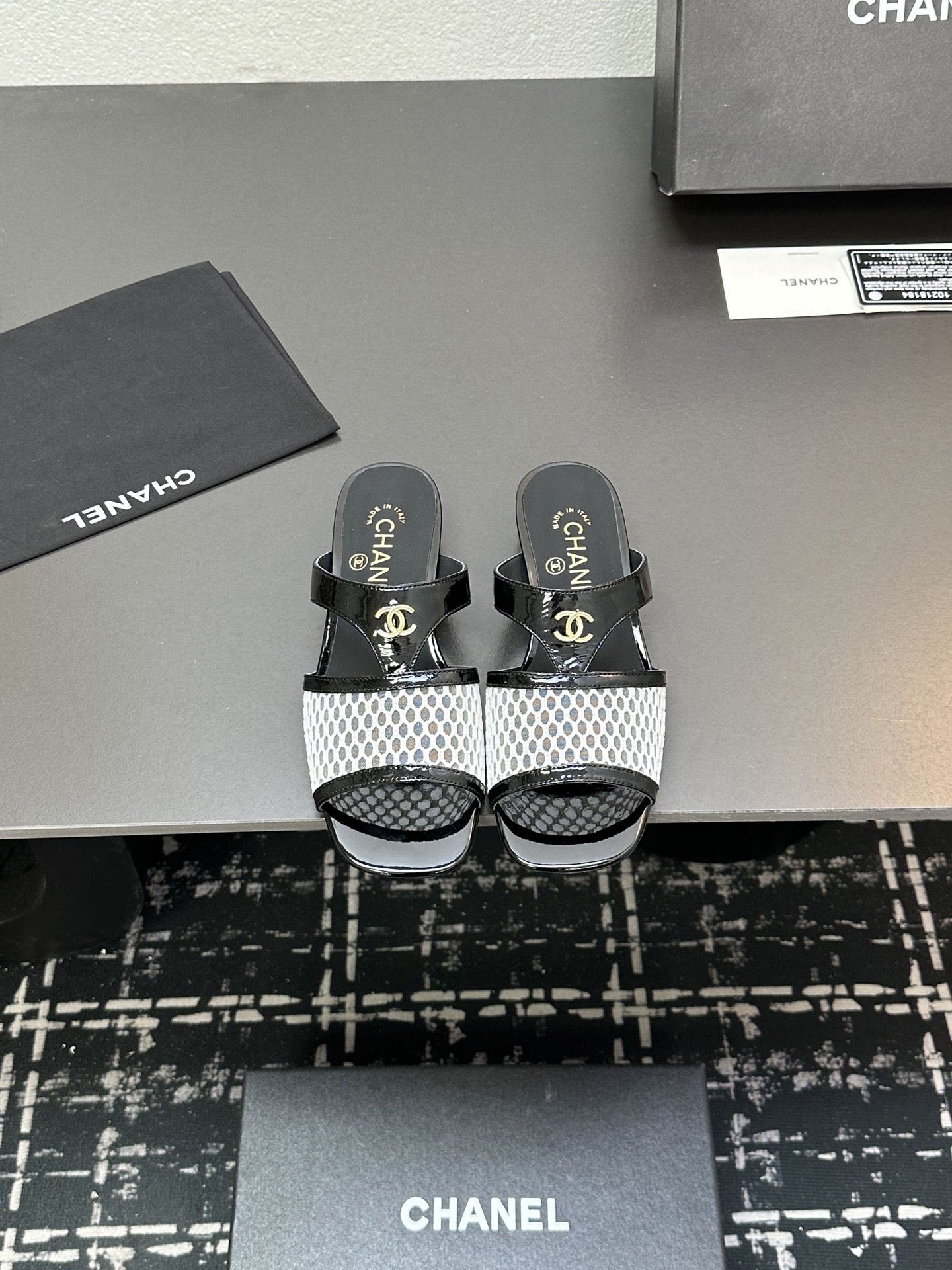 NO:249477,CHANEL Chanel flat-split low-heel flat-slippers, elegant summer, Chanel sandals are not to be missed!  The classic double C logo shines, showing luxurious style. The mesh material is exquisitely matched, fashionable and breathable. Whether it is matched with a skirt, or it is combined with a trouser to highlight it, it can be easily controlled to create a unique summer fashion style for you. Upper sheepskin splicing mesh, inner sheepskin sole genuine leather sole size 35-39 (40.41 fixed), slippers, chanel, chanel, slippers, skirts, sheepskin19860909CHANEL香奈儿平底拼接低跟平底拖鞋,优雅夏日,香奈儿凉拖不容错过！经典双C标志闪耀,彰显奢华格调.网眼材质搭配精致设计,时尚又透气.无论是搭配裙装展现柔美,还是与裤装组合凸显干练,都能轻松驾驭,为你打造独一无二的夏日时尚造型. 鞋面羊皮拼接网布 内里羊皮 鞋底真皮鞋底 码数35-39（40.41定）,拖鞋,chanel,chanel,slippers,skirts,sheepskin,Women's Shoes