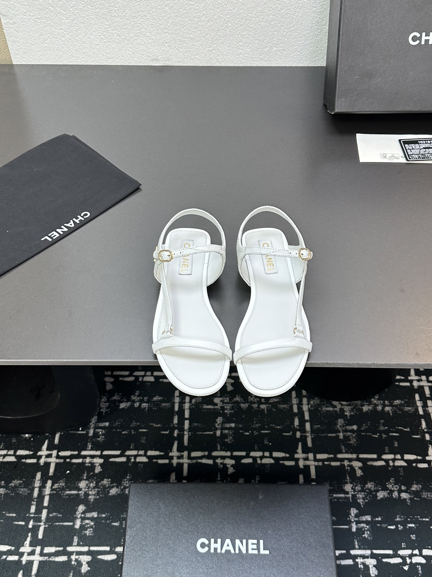 NO:250686,The 2025ss summer fashion secrets are here!  CHANEL Chanel Small Flat Sandals, a simple diamond design, fully elegant and stylish. Classic double C logo embellishments, low-key and luxurious. Multi-color can be used to suit different styles, whether for commuting or vacation, it can be easily controlled, adding exquisite charm to you and making every step fashionable. The upper and inner part are made of sheepskin, genuine leather soles, 35-39 (40.41 customization, sandals, chanel, chanel, sandals, sheepskin198609092025ss夏日时尚秘籍来啦！CHANEL香奈儿小香风这款一字带平底凉鞋,简约菱格设计尽显优雅格调.经典双C标志点缀,低调奢华.多色可选适配不同穿搭风格,无论是通勤还是度假,都能轻松驾驭,为你增添精致魅力,让每一步都踏出时尚态度.鞋面和内里都采用羊皮,真皮鞋底 ,35-39（40.41定,凉鞋,chanel,chanel,sandals,sheepskin,Women's Shoes