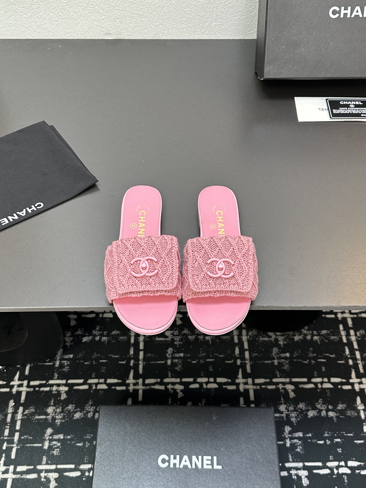 NO:250716,Chanel Chanel Xiaoxiangfeng Early Spring New Wool Knitted Slippers This season's must-have items for autumn and winter Chanel's hot-industry hot-industry products, fashion essentials, simple and irresistible, exquisite details enlarge, original mold opening hardware buckle, original braided wool upper, sheepskin footbed, Italian genuine leather outsole. Size: 35-39 (customized for 40, 41), slippers, chanel, chanel, slippers, sheepskin, Leather soles19860909Chanel香奈儿小香风早春新款毛线编织拖鞋 本季秋冬季必备单品 香奈儿秋冬重工爆款 时髦精必备 简约又难以抗拒 精致细节放大看 原版开模五金扣 原版编织毛线鞋面 羊皮垫脚 意大利真皮大底.Size: 35-39（40、41定做）,拖鞋,chanel,chanel,slippers,sheepskin,Leather soles,Women's Shoes