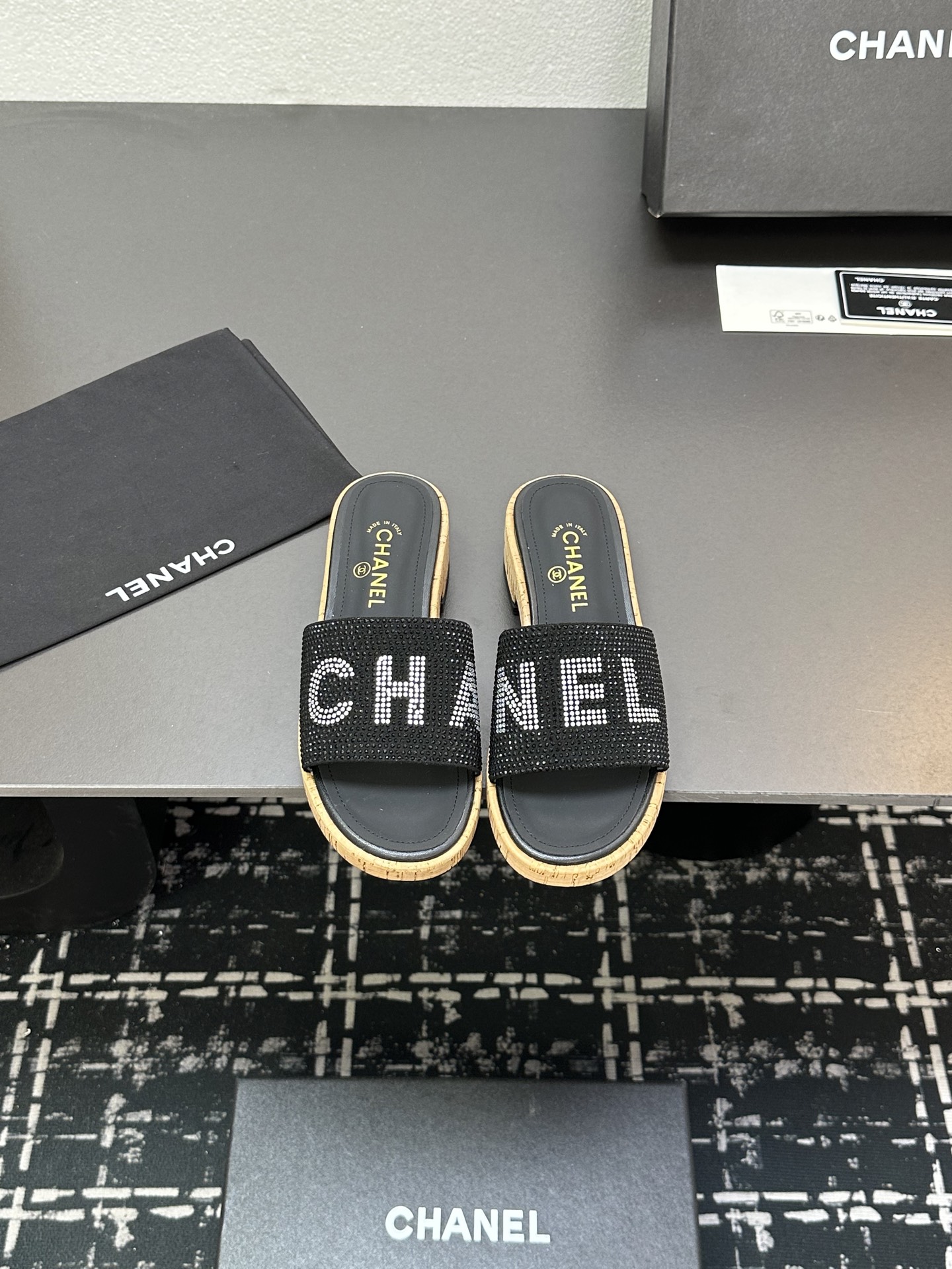 NO:250712,CHANEL Chanel small-scented Feng Shui Rhinestone Slippers, which collide with luxury and fashion. The upper shines rhinestones, outlines classic logos, and is eye-catching. The thick-soled design adds a sense of leisure, comfort and high. Whether you are strolling on the street or attending parties, you can instantly enhance your aura. It is a charming item that fashion experts cannot miss. 35-39 (40.41 reservation), slippers, chanel, chanel, slippers19860909CHANEL香奈儿小香风水钻拖鞋,奢华与时尚碰撞.鞋面闪耀水钻,勾勒经典标识,吸睛夺目.厚底设计增添休闲感,舒适又显高.无论是漫步街头还是出席派对,都能瞬间提升气场,是时尚达人不容错过的魅力单品.35-39（40.41定）,拖鞋,chanel,chanel,slippers,Women's Shoes