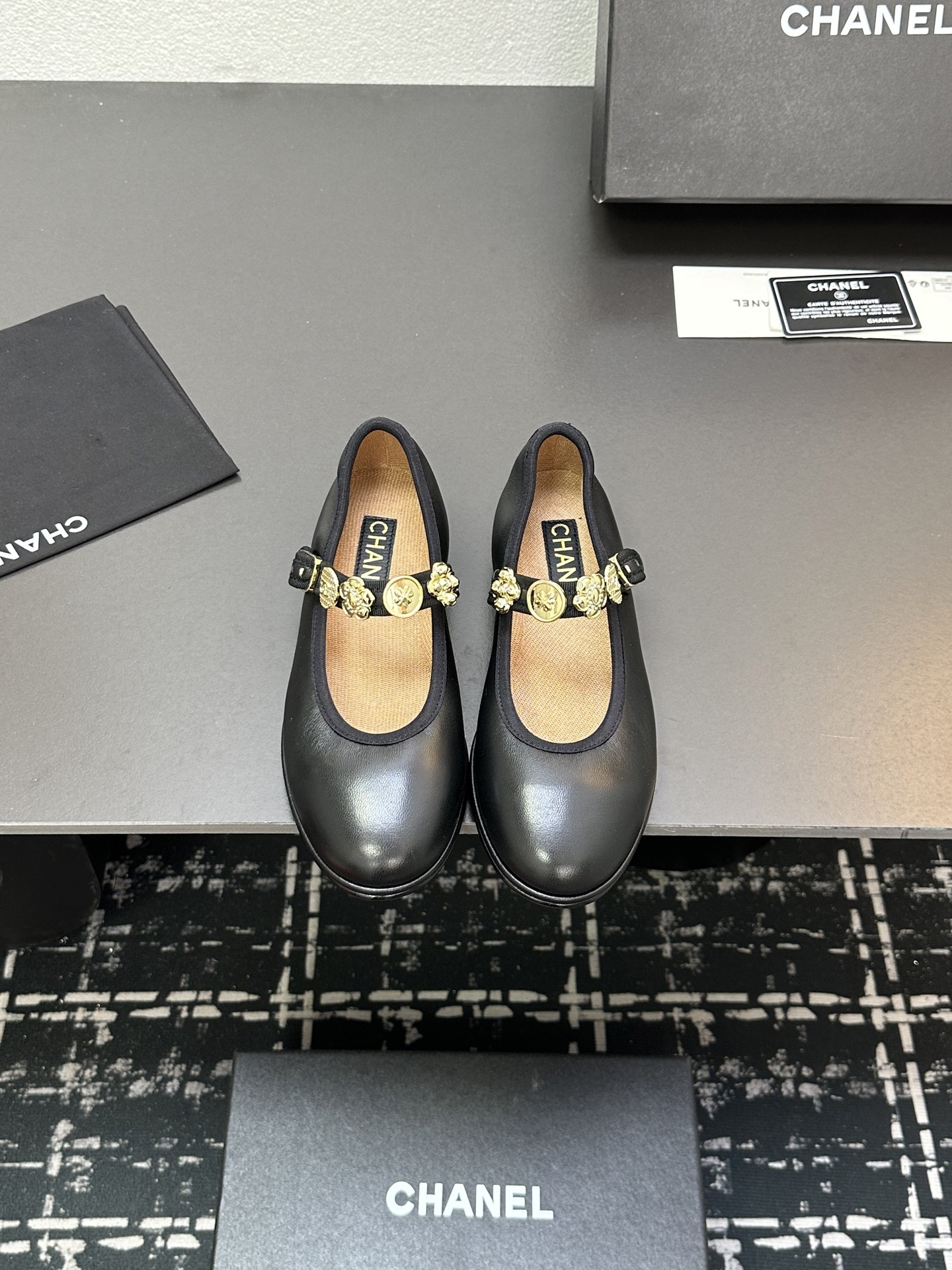 NO:250708,CHANEL Chanel Little Flat Shoes 2025 Chanel Mary Zhen Flat Shoes, Spring and Autumn Xiangjia must-have hot products, goddess series, with the elegant and famous temperament of Xiangjia, super durable, irresistible, heart-wrenching... Upper sheepskin or original cloth, imported velvet inner foot genuine leather sole Standard size 35-39 (40 41 custom made without return or exchange), single shoes Mary Zhen, chanel, chanel, chanel, mary jane, sheepskin, Leather soles19860909CHANEL 香奈儿小香风2025香奈儿玛丽珍平底单鞋,春秋季香家必备爆款,女神系列,拥有香家特色优雅名媛气质,超级耐看,让人无法抗拒,心动ing…… 鞋面羊皮或原版布面 内里脚进口丝绒 真皮大底 标准码 35-39（40 41定做不退换）,单鞋玛丽珍,chanel,chanel,chanel,mary jane,sheepskin,Leather soles,Women's Shoes