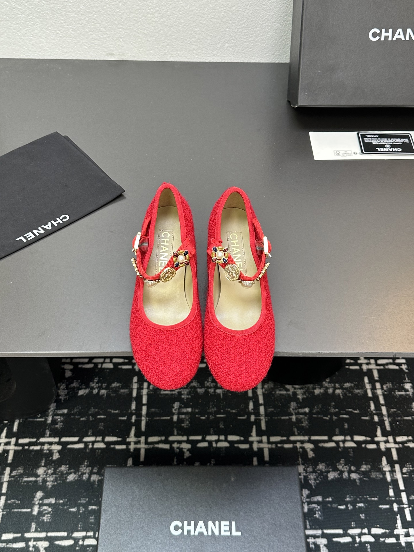 NO:250703,CHANEL Chanel Little Flavor 2025 Chanel Mary Zhen mid-heel single shoes, Spring and Autumn Xiangjia must-have hot products, goddess series, has the elegant and famous temperament of Xiangjia, super durable, irresistible, heart-wrenching... Upper sheepskin or original cloth, imported velvet inner foot genuine leather sole Standard size 35-39 (40 41 custom made without return or exchange), Mary Zhen, chanel, chanel, chanel, mary jane, sheepskin, Leather soles19860909CHANEL 香奈儿小香风2025香奈儿玛丽珍中跟单鞋,春秋季香家必备爆款,女神系列,拥有香家特色优雅名媛气质,超级耐看,让人无法抗拒,心动ing…… 鞋面羊皮或原版布面 内里脚进口丝绒 真皮大底 标准码 35-39（40 41定做不退换）,玛丽珍,chanel,chanel,chanel,mary jane,sheepskin,Leather soles,Women's Shoes