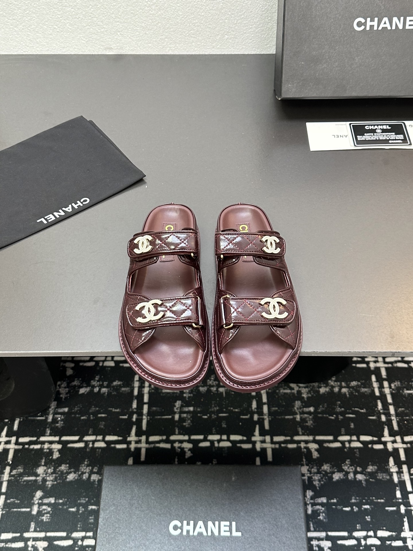 NO:250691,Genuine leather sole and leather surface 2025 spring and summer latest fabric - the counter mainly promotes Velcro beach slippers new color series with new pearl buckle ★★★★★ Many celebrities are on the go, a versatile series that domestic and foreign bloggers are popular, a must-have for spring and summer wardrobe matching Sandals first choice. Upper imported cowhide inner lining: imported sheepskin inner lining original mold custom leather sole Shoe size: 35-39 (40, 41, 42 custom made without return and exchange) Delivery luxury latest counter synchronous packaging, sandals, sandals, slippers, cowhide, sheepskin, Leather soles19860909真皮底皮面 2025春夏最新面料——专柜主推魔术贴沙滩拖鞋新色系列上新珍珠饰扣 ★★★★★ 众多明星网红上脚,国内外博主刷爆的一个百搭系列,春夏衣橱搭配必备 凉鞋首选. 鞋面进口牛皮 内里: 进口羊皮内里 大底原版开模定制真皮大底 鞋码: 35-39（40、41、42定做不退换） 配送豪华最新专柜同步包装,凉鞋,sandals,slippers,cowhide,sheepskin,Leather soles,Women's Shoes