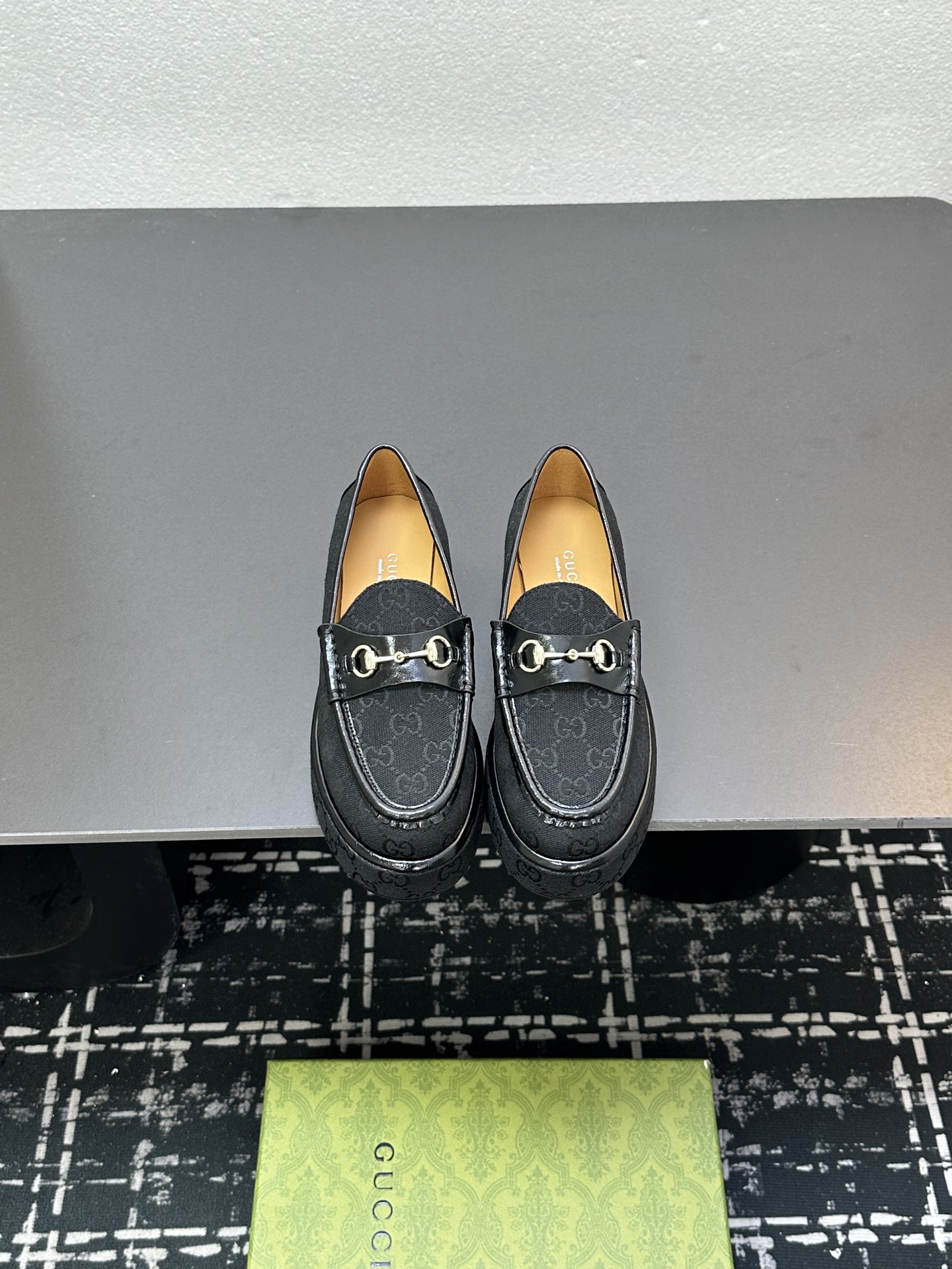 NO:249444,2025ss Gucci thick-soled loafer fashion experts come here!  This Gucci thick-soled loafer is a perfect blend of classic and trendy. The iconic horse-biting buckle design highlights the brand style; the thick-soled styling adds a fashionable aura. Whether it is matched with a skirt to show elegance or a pants to highlight casualness, it can be easily controlled, helping you become the focus of the street!  Original cloth, sheepskin lining, original rubber sole size 35-39 (40.41 fixed), loafers, gucci, loafers, skirts, sheepskin198609092025ss Gucci古奇厚底乐福鞋时尚达人们看过来！这款Gucci厚底乐福鞋,经典与潮流完美融合.标志性马衔扣设计,彰显品牌格调；厚底造型增添时尚气场.无论是搭配裙装展现优雅,还是配裤装凸显随性,都能轻松拿捏,助你成为街头焦点！原版布面,羊皮内里,原版橡胶底 码数35-39（40.41定）,乐福鞋,gucci,loafers,skirts,sheepskin,Women's Shoes