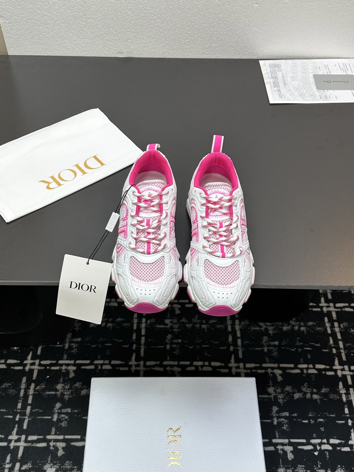 NO:249439,Dior star 25ss, the main popular product, the newly released Dior Chrono new casual sports shoes, running shoes, dad shoes, is really cool, full of futuristic feeling! It's really cool!  Once again interprets Dior's cool fashion concept, Lucky Star will bless you with good luck, the new EVA sole is super light and soft! The original version is perfectly replicated!  Size#35-41 (40 41 custom made without return), casual shoes/sports shoes, dior, dior, sneakers19860909Dior 明星款25ss 主推爆品 全新发售的迪奥 Dior Chrono 新款休闲运动鞋跑鞋老爹鞋 真的酷毙了,未来感十足! 真的好飒！再次演绎了迪奥酷时尚的理念,幸运星为你加持好运,全新的EVA鞋底超轻超软!原版完美复刻！ Size#35-41（40 41订做不退换）,休闲鞋/运动鞋,dior,dior,sneakers,Women's Shoes