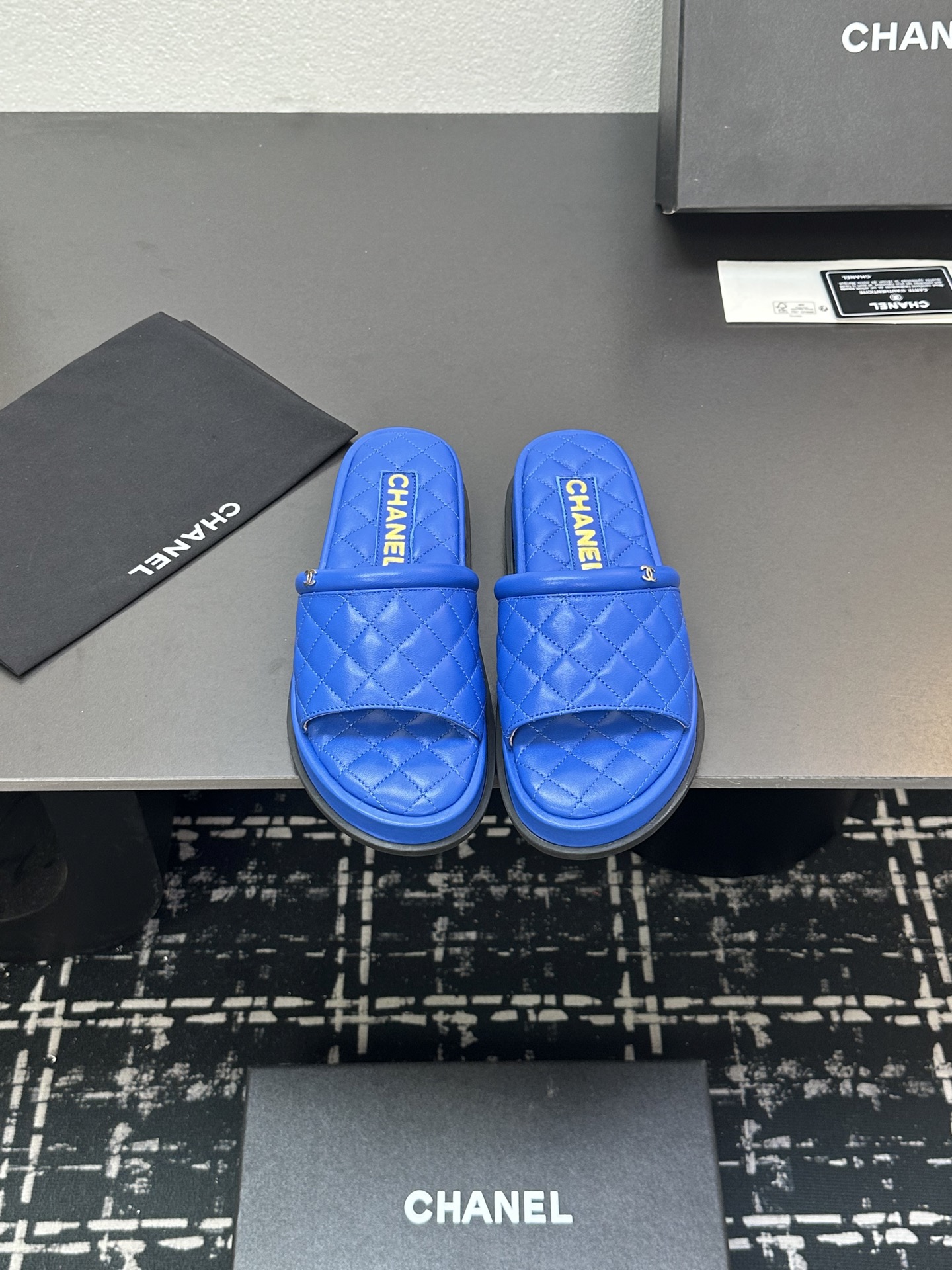 NO:250682,2025★★★★★★ Many celebrities are here to watch, a versatile series that domestic and foreign bloggers are popular. A must-have for spring and summer wardrobe matching. Sandals are the first choice. Upper imported super soft sheepskin inner lining: imported crystal sheepskin inner lining, original mold-open custom rubber sole Shoe size: 35-39 (40, 41, customized without return) Delivery of luxury latest counter synchronous packaging, slippers, sandals, slippers, sheepskin198609092025★★★★★ 众多明星网红上脚,国内外博主刷爆的一个百搭系列,春夏衣橱搭配必备 凉鞋首选. 鞋面进口超柔羊皮  内里: 进口水晶羊皮内里 大底原版开模定制橡胶底 鞋码: 35-39（40、41、定做不退换） 配送豪华最新专柜同步包装,拖鞋,sandals,slippers,sheepskin,Women's Shoes