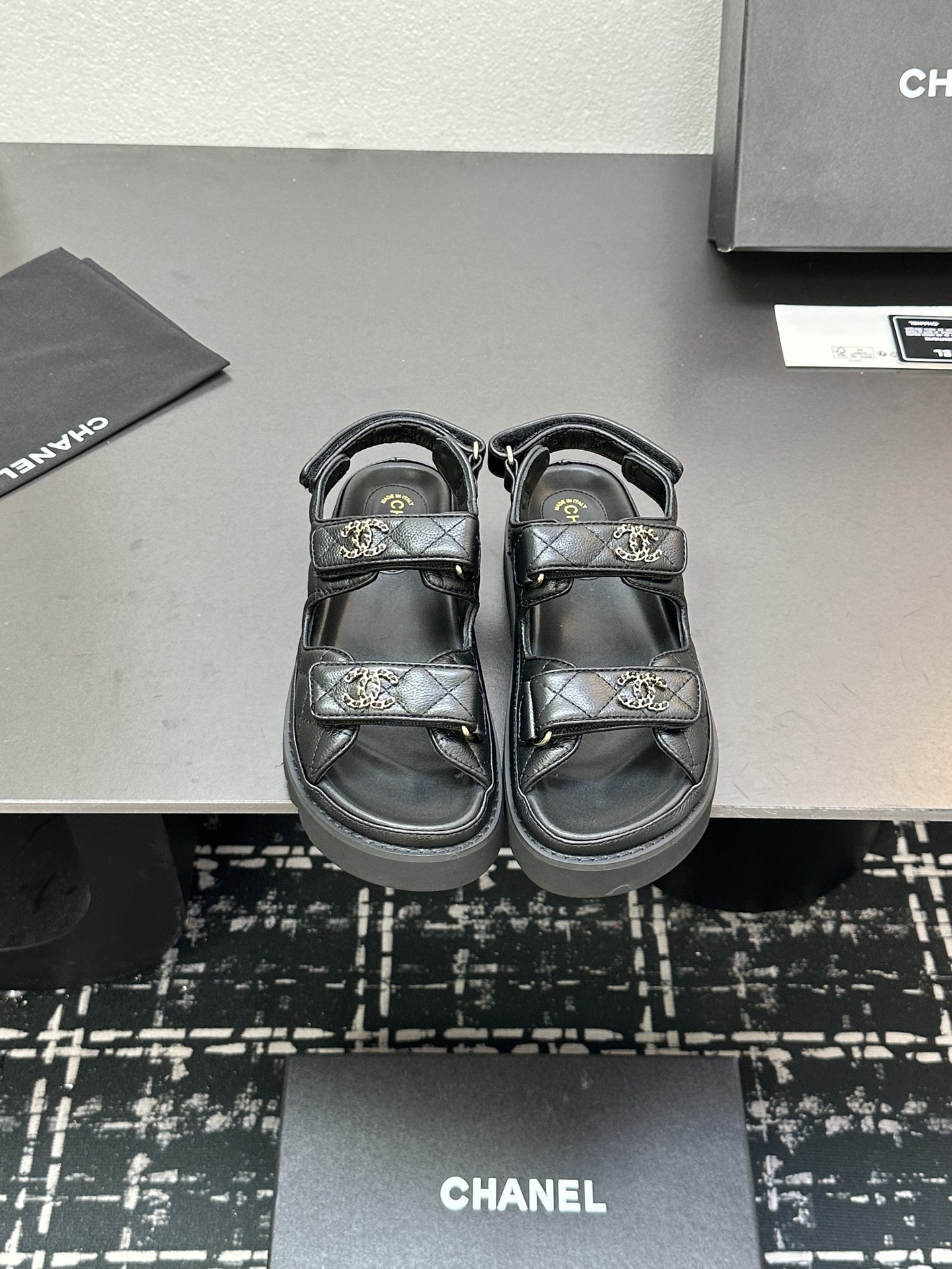 NO:260353,Leather surface 2025 spring and summer latest fabric - the counter mainly promotes Velcro beach slippers new color series with new pearl buckle ★★★★★ Many celebrities are on the go, a versatile series that domestic and foreign bloggers are popular, a must-have for spring and summer wardrobe matching, sandals first choice. Upper imported cowhide inner lining: imported sheepskin inner lining, original mold-open custom leather sole Shoe size: 35-39 (40, 41, 42 custom made without return and exchange) Delivery luxury latest counter synchronous packaging, slippers sandals, sandals, slippers, cowhide, sheepskin, Leather soles19860909皮面 2025春夏最新面料——专柜主推魔术贴沙滩拖鞋新色系列上新珍珠饰扣 ★★★★★ 众多明星网红上脚,国内外博主刷爆的一个百搭系列,春夏衣橱搭配必备 凉鞋首选. 鞋面进口牛皮 内里: 进口羊皮内里 大底原版开模定制真皮大底 鞋码: 35-39（40、41、42定做不退换） 配送豪华最新专柜同步包装,拖鞋凉鞋,sandals,slippers,cowhide,sheepskin,Leather soles,Women's Shoes