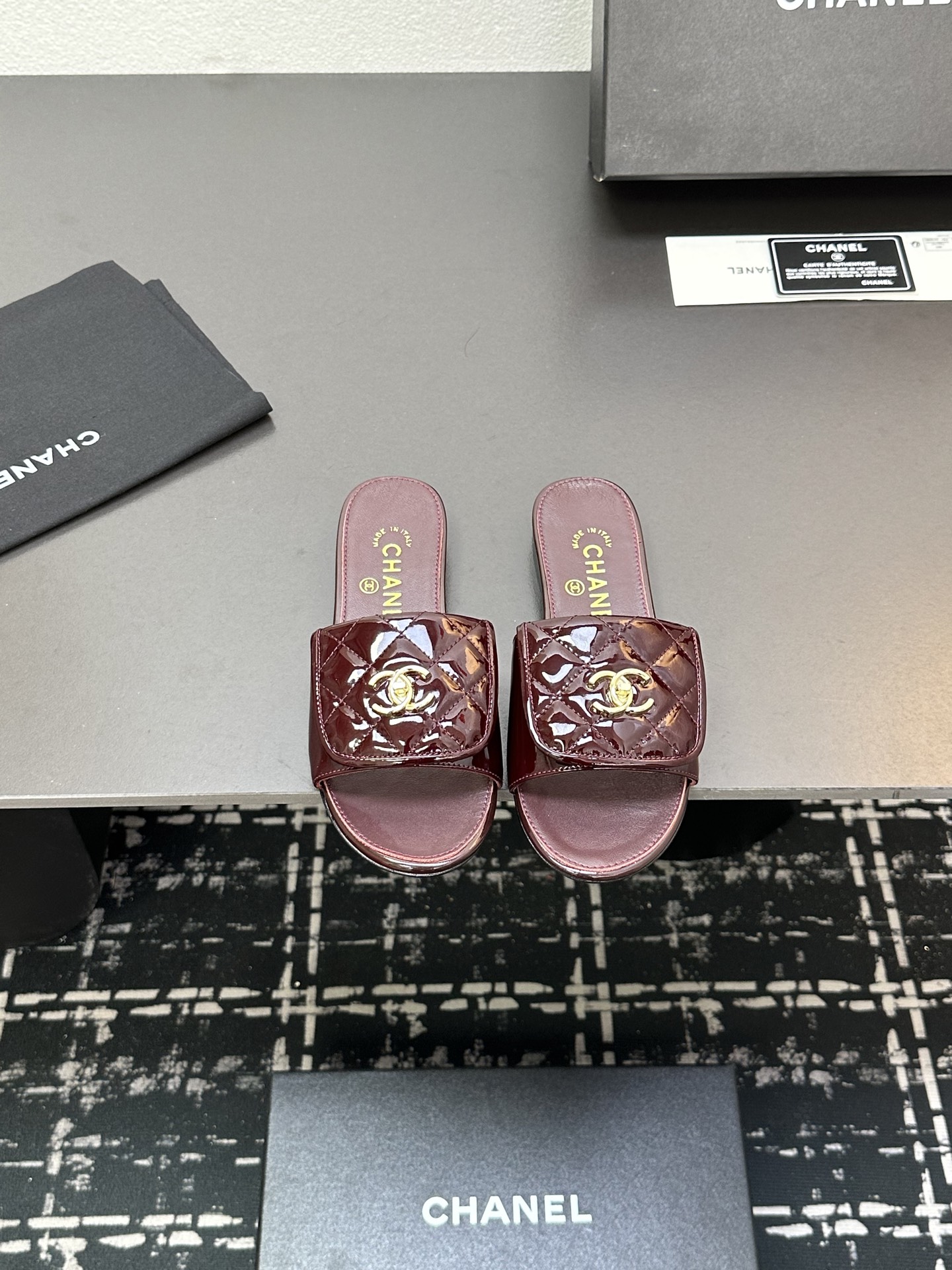 NO:250677,Chanel Xiaoxiang C Home 2025 S New Chanel Flip Flat Slippers in Early Spring, a perfect fusion of fashion and comfort!  The classic double C logo shines brightly and shows the luxury identity. The upper is unique in material and exquisite in texture. A variety of colors are suitable for different styles of dressing. Whether it is casual outing or vacation walking, you can easily become the focus and show confidence and elegance. Upper patent leather inner footbed sheepskin sole genuine leather sole Size: 35-39 (40 41 custom made without return and exchange!), slippers, chanel, chanel, chanel, slippers, sheepskin19860909chanel小香C家2025 S 早春新款香奈儿翻盖平底拖鞋,时尚与舒适的完美融合！经典双C标志闪耀夺目,彰显奢华身份.鞋面材质独特,纹理精致.多种配色适配不同穿搭风格,无论是休闲出街还是度假漫步,都能让你轻松成为焦点,踏出自信与优雅. 鞋面漆皮 内里垫脚羊皮 鞋底真皮底 Size:35-39(40 41定做不退换！）,拖鞋,chanel,chanel,chanel,slippers,sheepskin,Women's Shoes