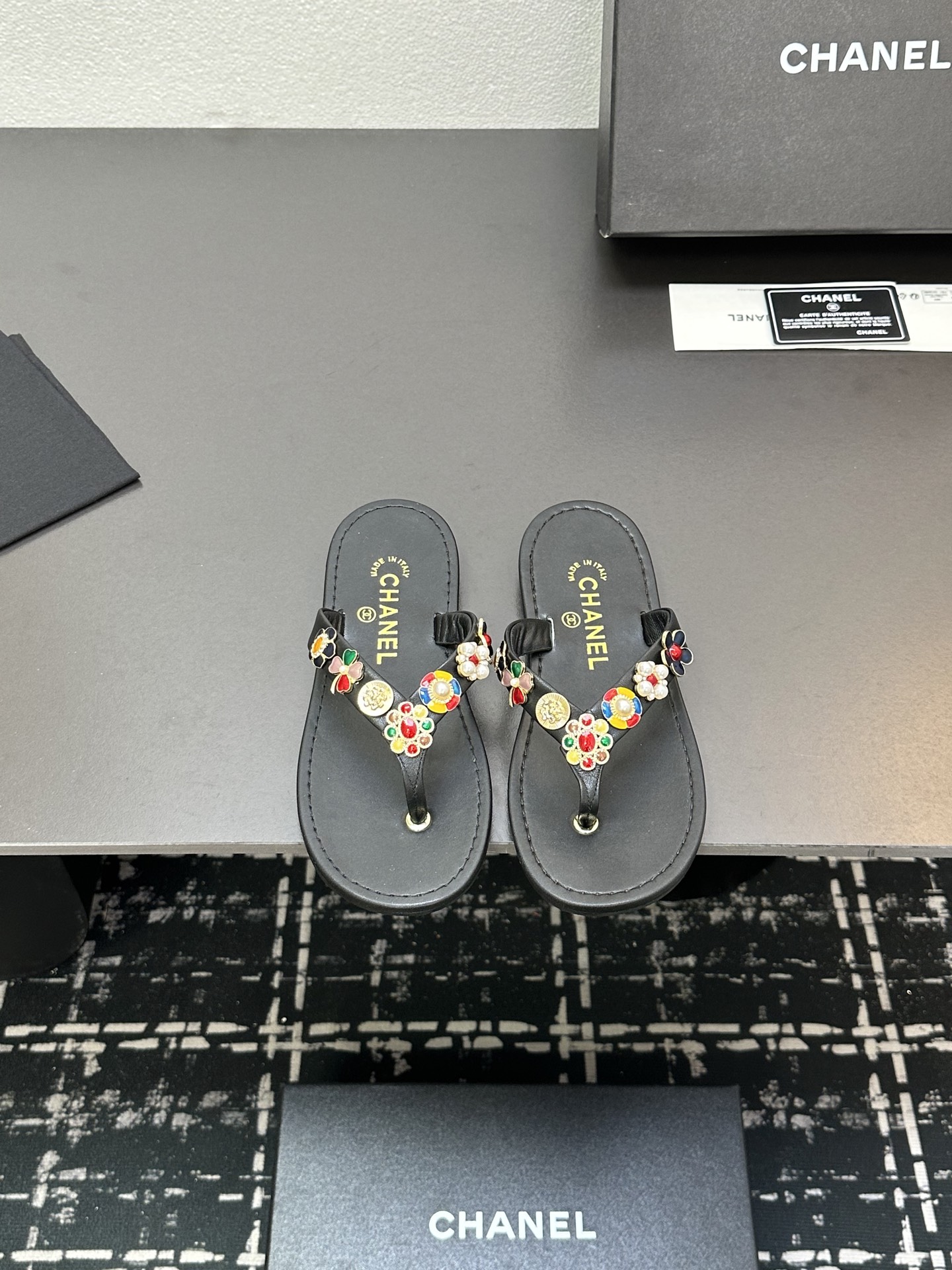 NO:250667,2025ss new CHANEL small-flavor Chanel clip-toe slippers, flip-flops, a perfect fusion of fashion and comfort. The classic double C logo is paired with bright rhinestones and exquisite metal decoration, which is gorgeous and eye-catching. The simple toe clip design fits the lines of the feet, showing elegance and casualness during walking. Whether it is walking on vacation or going out on the street every day, it can add unique charm to you and is a must-have item for fashion masters' shoe cabinets. The upper is original fabric. Inner: crystal sheepskin inner lining. Original mold-open custom leather sole. Shoe size: 35-39 (40 custom made without return and exchange), split-toe shoes, chanel, chanel, slippers, sheepskin198609092025ss新款CHANEL小香风香奈儿夹趾拖鞋,人字拖,时尚与舒适的完美融合.经典双C标志搭配璀璨水钻、精致金属装饰,华丽吸睛.简约夹趾设计,贴合脚部线条,行走间尽显优雅随性.无论是漫步度假还是日常出街,它都能为你增添独特魅力,是时尚达人鞋柜必备单品 鞋面原版布面 内里: 水晶羊皮内里 原版开模定制真皮底 鞋码: 35-39（40定做不退换）,分趾鞋,chanel,chanel,slippers,sheepskin,Women's Shoes