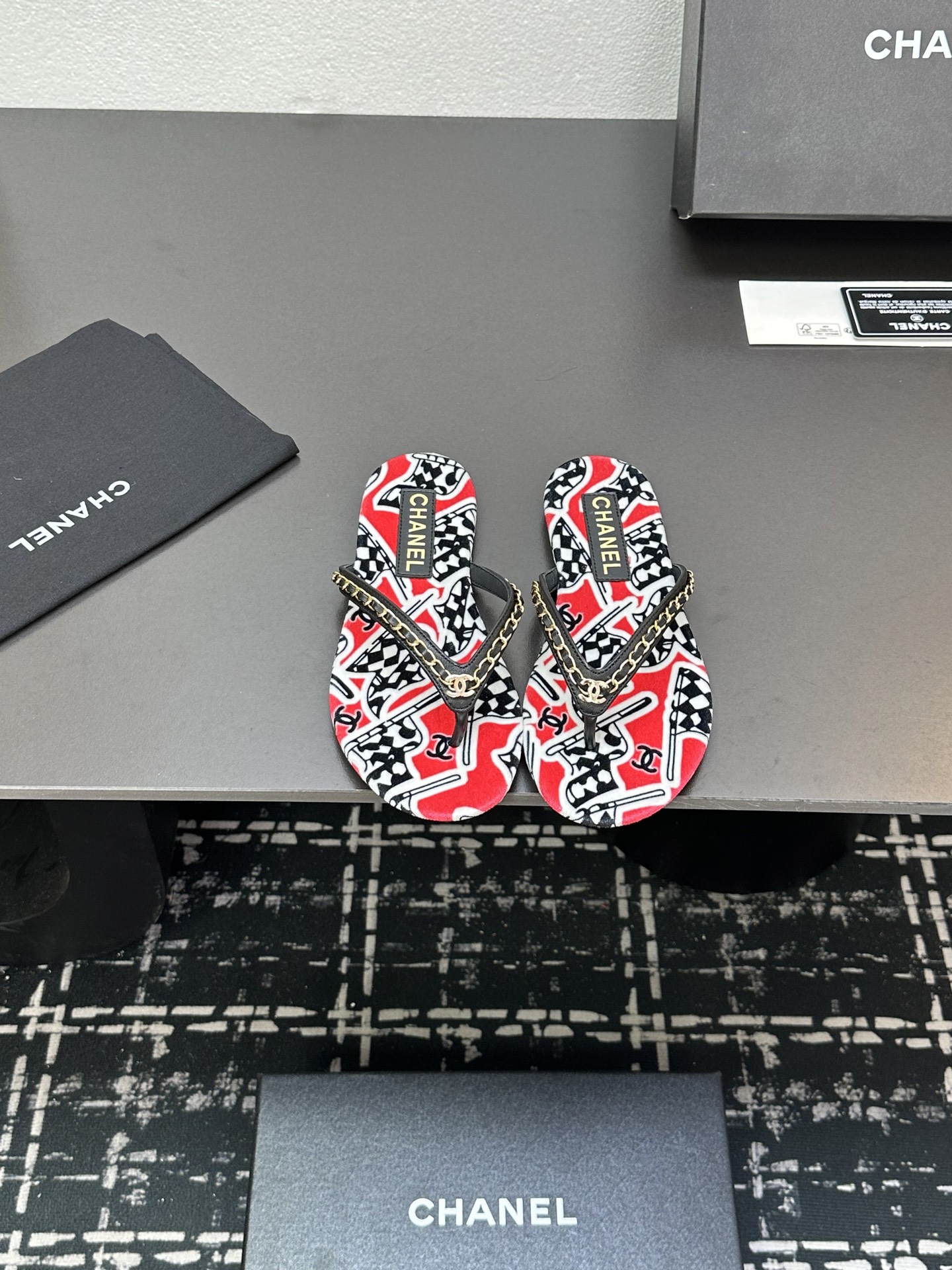 NO:250672,2025ss new CHANEL small-flavor Chanel clip-toe slippers, Chanel flip-flops, a perfect fusion of fashion and comfort. The classic double C logo is paired with a trendy pattern, and the three colors of red, blue and gray are each charming, demonstrating a unique taste. The chain decoration adds a sense of exquisiteness. Whether it is walking on the street or vacation and leisure, it can easily enhance the style and is a versatile item that fashion experts cannot miss. Upper sheepskin sewing chain inner lining: crystal sheepskin inner lining original mold custom leather sole Shoe size: 35-39 (40 custom made without return and exchange), split-toe shoes, chanel, chanel, slippers, sheepskin198609092025ss新款CHANEL小香风香奈儿夹趾拖鞋,香奈儿人字拖,时尚与舒适的完美融合.经典双C标志搭配潮流图案,红、蓝、灰三色各具魅力,彰显独特品味.链条装饰增添精致感,无论是漫步街头还是度假休闲,它都能轻松提升造型格调,是时尚达人不容错过的百搭单品. 鞋面羊皮缝链条 内里: 水晶羊皮内里 原版开模定制真皮底 鞋码: 35-39（40定做不退换）,分趾鞋,chanel,chanel,slippers,sheepskin,Women's Shoes