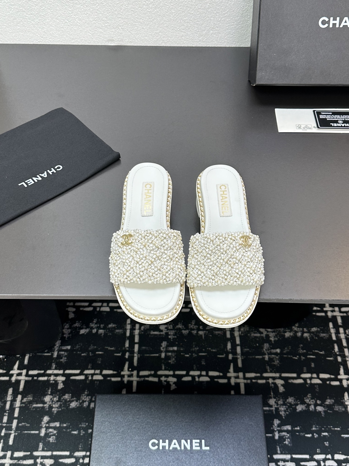 NO:250662,2025ss CHANEL Chanel small fragrance pearl mid-heel thick-heel flat slippers, a classic work in the fashion industry. The upper pearl and diamond mat are cleverly matched, showing luxury in the shining. The iconic double C logo is exquisite and eye-catching, highlighting the brand style. Whether it is matched with skirts to show elegance or pants to highlight casualness, it can easily enhance the texture of the shape and is a piece that fashion experts cannot miss. The upper is hand-woven. Inner: imported crystal sheepskin inner lining, outsole genuine leather sole. Shoe size: 35-39 (customized for 40 and 41, no return or exchange), slippers, chanel, chanel, slippers, skirts, sheepskin198609092025ss CHANEL香奈儿小香风珍珠中跟粗跟平底拖鞋,时尚界的经典之作.鞋面珍珠与菱格巧妙搭配,闪耀间尽显奢华.标志性双C logo 精致吸睛,彰显品牌格调.无论是搭配裙装展现优雅,还是配裤装凸显随性,都能轻松提升造型质感,是时尚达人不容错过的单品. 鞋面手工编织 内里: 进口水晶羊皮内里 大底真皮底 鞋码: 35-39（40、41定做不退换）,拖鞋,chanel,chanel,slippers,skirts,sheepskin,Women's Shoes
