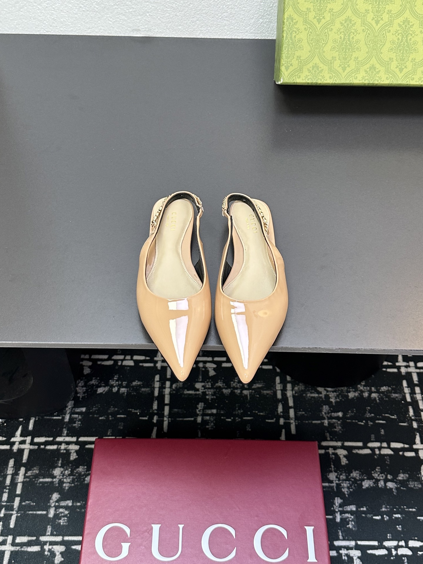 NO:249480,Guccð Classic Women's Shoes: The original version is developed one to one, carefully modified shoe last, the fabric adopts the original texture, imported cow patent leather, with original board electric hardware GG buckle, delicate and impeccable!  Sheepskin inner lining and footrest Heel height: flat heel Size number, 35-42 (40.41 42 customized) Italian leather outsole, original packaging, single shoes, gucci, sheepskin, Leather soles19860909Guccⅰ 经典女鞋:原版一比一开发,精心调制的鞋楦,面料采用原版质感.进口牛漆皮.配原板电渡五金GG扣 细腻到无可挑剔！ 羊皮内里和垫脚 跟高:平跟 码数,35-42（40.41 42订做） 意大利真皮大底,原版包装,单鞋,gucci,sheepskin,Leather soles,Women's Shoes