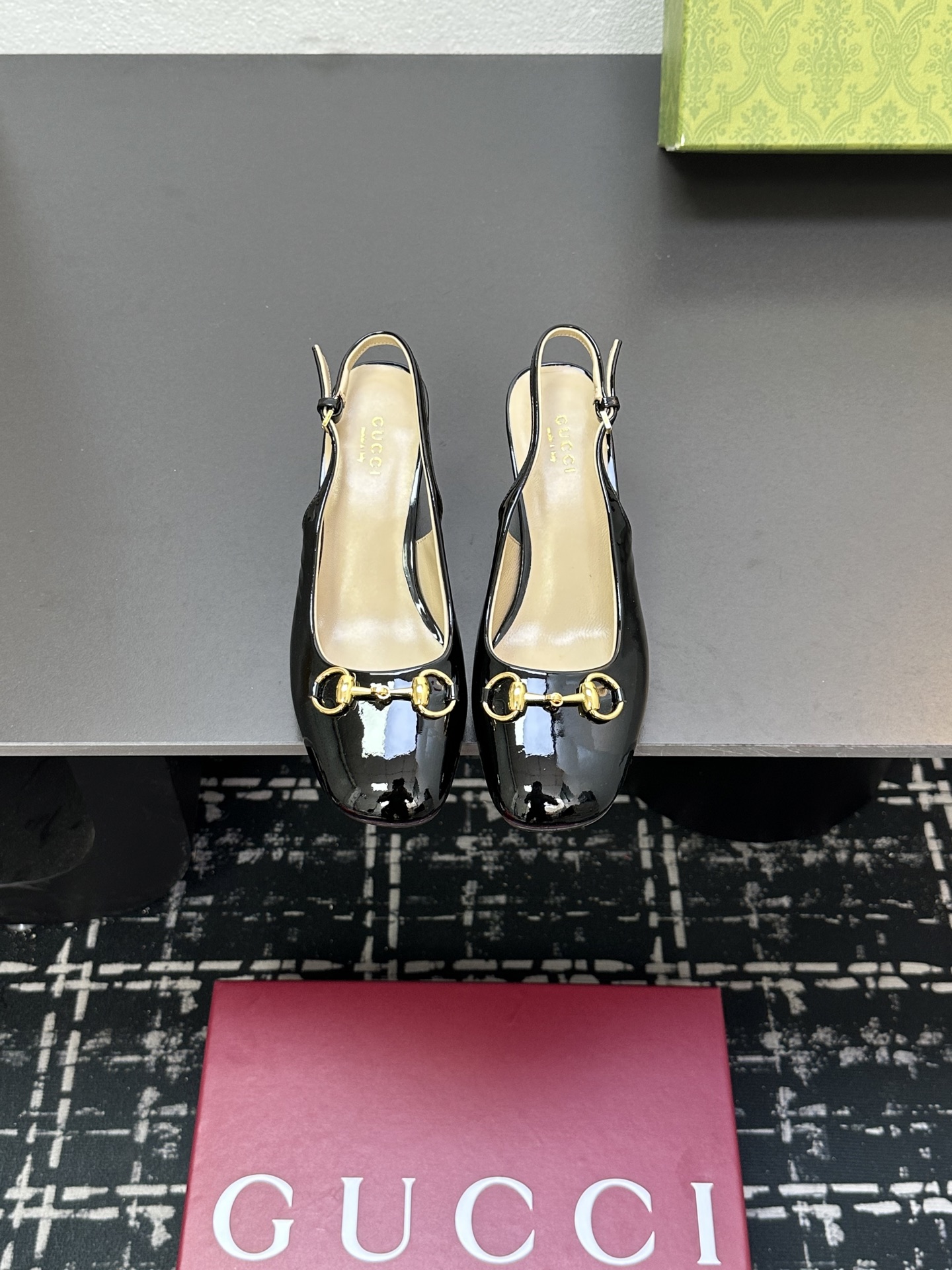 NO:249474,Guccð Classic Women's Shoes: The original version is developed one to one, carefully modified shoe last, the fabric adopts the original texture, imported sheepskin, with original board electric hardware GG buckle, delicate and impeccable!  Sheepskin inner lining and footrest Heel height: 6.5 yards, 35-42 (40.41 42 customized) Italian leather large sole, original packaging!  sandals gucci sandals sheepskin Leather soles19860909Guccⅰ 经典女鞋:原版一比一开发,精心调制的鞋楦,面料采用原版质感.进口羊皮.配原板电渡五金GG扣 细腻到无可挑剔！ 羊皮内里和垫脚 跟高:6.5 码数,35-42（40.41 42订做） 意大利真皮大底,原版包装 ！,凉鞋,gucci,sandals,sheepskin,Leather soles,Women's Shoes