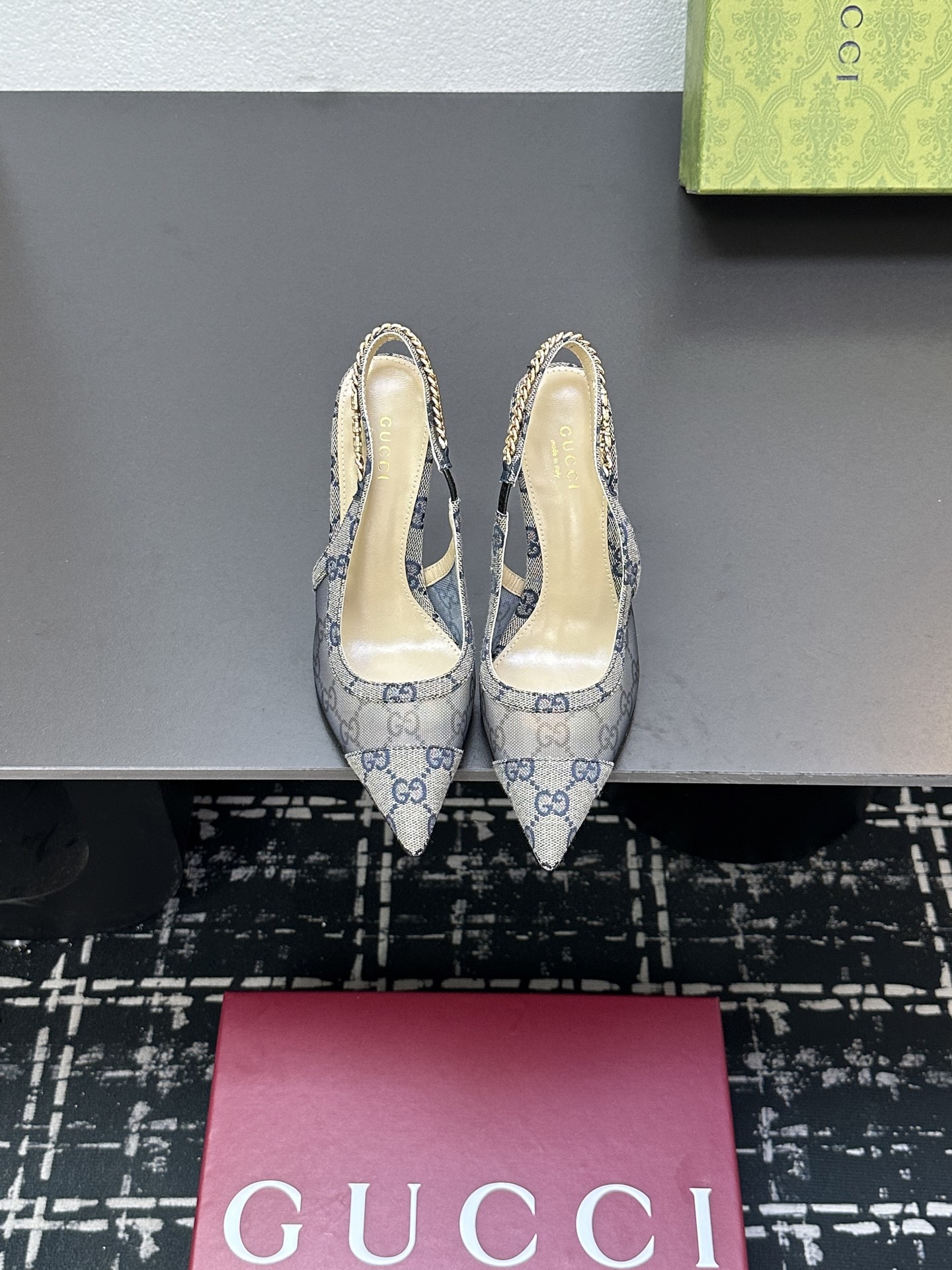 NO:249469,Guccð Classic Women's Shoes: The original version is developed one to one, carefully modified shoe last, the fabric adopts the original texture, imported cow patent leather, with original board electric hardware GG buckle, delicate and impeccable!  Sheepskin inner lining and footrest Heel height: 10.5cm Size number, 35-42 (40.41 42 customized) Italian leather large sole, original packaging!  , high heels sandals, gucci, sandals, high heels, sheepskin, Leather soles19860909Guccⅰ 经典女鞋:原版一比一开发,精心调制的鞋楦,面料采用原版质感.进口牛漆皮.配原板电渡五金GG扣 细腻到无可挑剔！ 羊皮内里和垫脚 跟高:10.5cm 码数,35-42（40.41 42订做） 意大利真皮大底,原版包装 ！,高跟鞋凉鞋,gucci,sandals,high heels,sheepskin,Leather soles,Women's Shoes