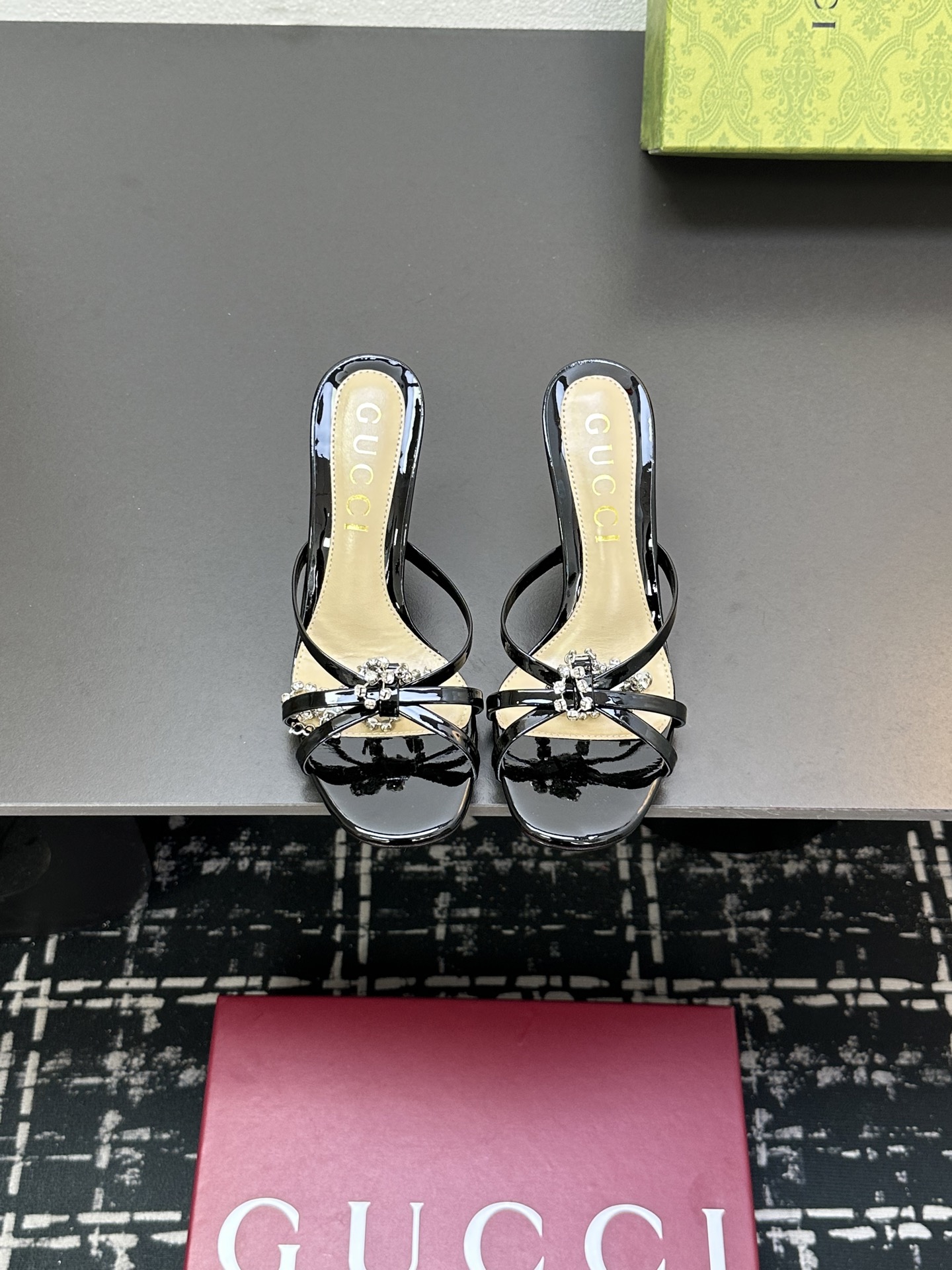 NO:249466,Guccð Classic Women's Shoes: The original version is developed one to one, carefully modified shoe last, the fabric adopts the original texture, imported cow patent leather, with original board electric hardware GG buckle, delicate and impeccable!  Sheepskin inner lining and footrest Heel height: 8.5cm Size number, 35-42 (40.41 42 customized) Italian leather large sole, original packaging!  , high heels slippers, gucci, high heels, slippers, sheepskin, Leather soles19860909Guccⅰ 经典女鞋:原版一比一开发,精心调制的鞋楦,面料采用原版质感.进口牛漆皮.配原板电渡五金GG扣 细腻到无可挑剔！ 羊皮内里和垫脚 跟高:8.5cm 码数,35-42（40.41 42订做） 意大利真皮大底,原版包装 ！,高跟鞋拖鞋,gucci,high heels,slippers,sheepskin,Leather soles,Women's Shoes