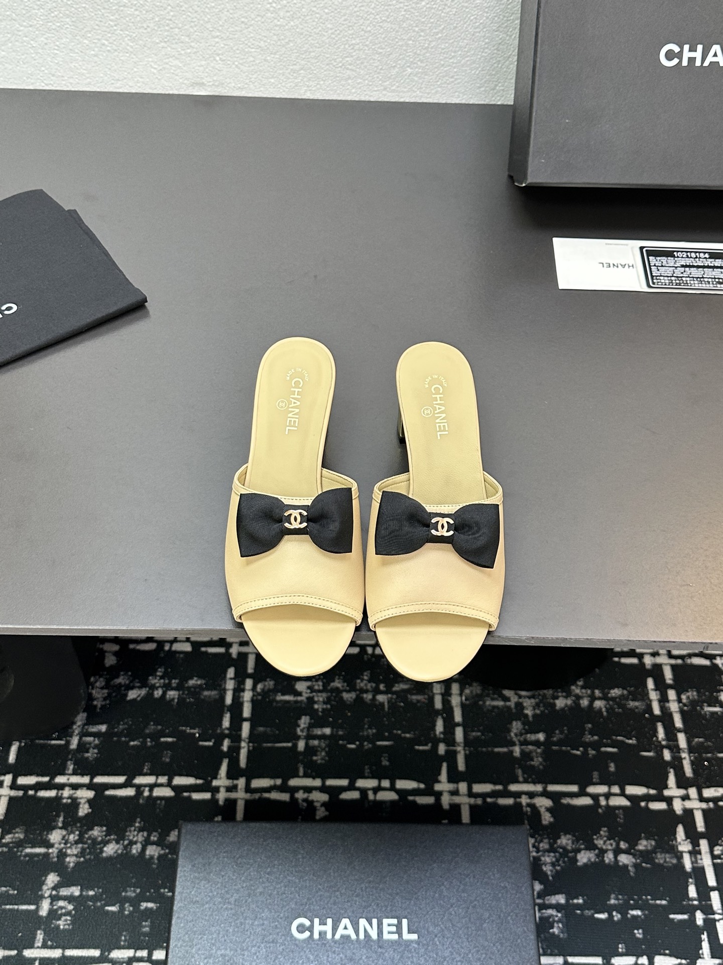 NO:250657,2025★★★★★★ Many celebrities are here to watch, a versatile series that domestic and foreign bloggers are popular. A must-have for spring and summer wardrobe matching. Sandals are the first choice. Upper sheepskin inner lining: imported crystal sheepskin lining, big sole genuine leather sole Shoe size: 35-39 (34.40, 41, customized non-return and exchange) Delivery luxury latest counter synchronous packaging, slippers, sandals, slippers, sheepskin198609092025★★★★★ 众多明星网红上脚,国内外博主刷爆的一个百搭系列,春夏衣橱搭配必备 凉鞋首选. 鞋面羊皮  内里: 进口水晶羊皮内里 大底真皮底 鞋码: 35-39（34.40、41、定做不退换） 配送豪华最新专柜同步包装,拖鞋,sandals,slippers,sheepskin,Women's Shoes