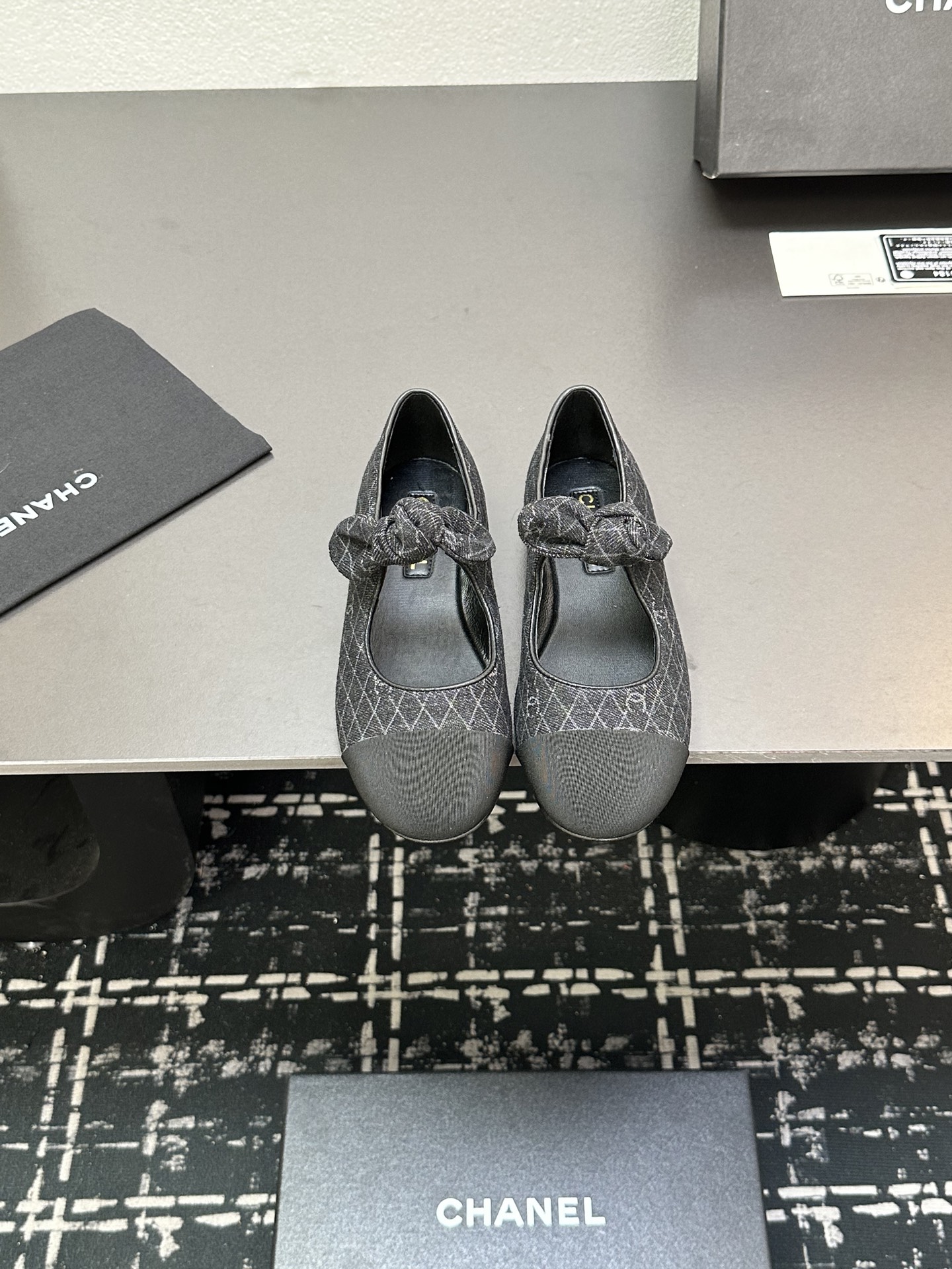 NO:250697,Chanel 25C Early Spring Mary Jane Single Shoes Series Shoes This season's shoes are great!  The pure black Mary Jane is very comfortable on her feet. The upper is also soft and the upper is soft, so you don’t have to worry about getting your feet. The rabbit ears are also cute, and the black and white color combination and black cloth look very good. The upper is satin, inner sheepskin, genuine leather soles. Size:35-39 40/41 Custom made, single shoes, chanel, mary jane, sheepskin, silk fabric, Leather soles19860909Chanel 25C早春玛丽珍单鞋系列 这一季的鞋子都很棒耶！ 纯黑色玛丽珍上脚很舒服鞋面皮质也很软,不用担心会磨脚.兔耳朵也好可爱,黑白拼色和黑色布面都很好看. 鞋面绸缎 内里羊皮 真皮大底 Size:35-39 40/41订做,单鞋,chanel,mary jane,sheepskin,silk fabric,Leather soles,Women's Shoes