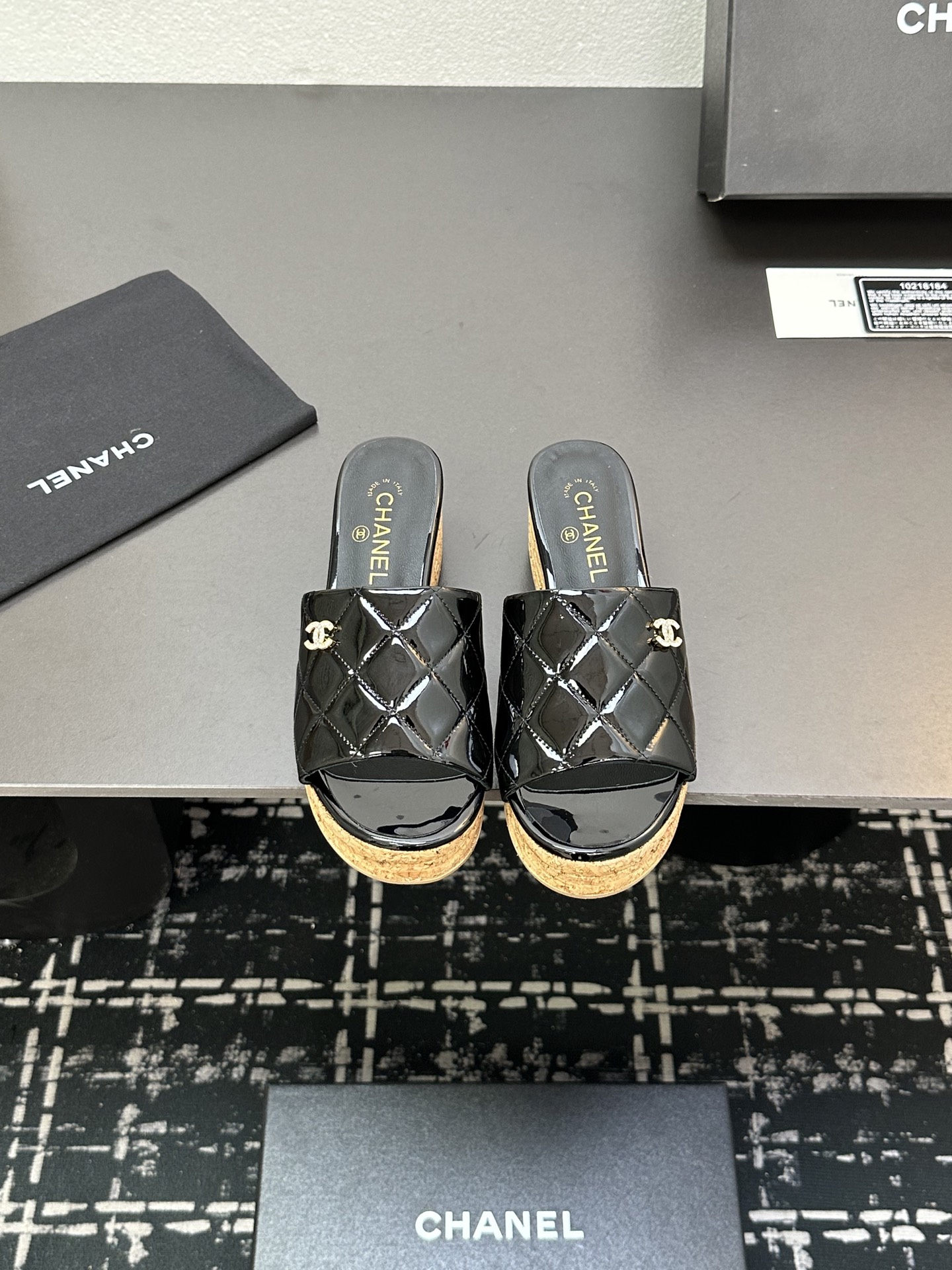 NO:250693,2025★★★★★★ Many celebrities are here to watch, a versatile series that domestic and foreign bloggers are popular. A must-have for spring and summer wardrobe matching. Sandals are the first choice. Upper patent leather inner lining: imported crystal sheepskin lining, outsole rubber Shoe size: 35-39 (34.40, 41, customized non-return and exchange) Delivery luxury latest counter synchronous packaging, slippers, sandals, slippers, sheepskin198609092025★★★★★ 众多明星网红上脚,国内外博主刷爆的一个百搭系列,春夏衣橱搭配必备 凉鞋首选. 鞋面漆皮  内里: 进口水晶羊皮内里 大底橡胶 鞋码: 35-39（34.40、41、定做不退换） 配送豪华最新专柜同步包装,拖鞋,sandals,slippers,sheepskin,Women's Shoes