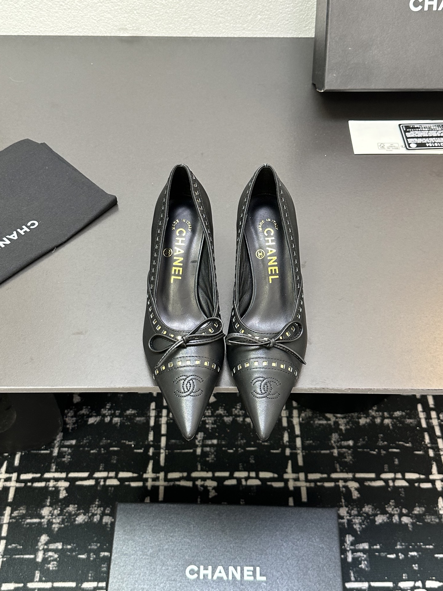 NO:250685,CHANE*｜Xiaoxiang 25P Spring and Summer New Product Series Double C High Heel Slippers This season is breathtakingly beautiful!  It is hazy and can't see clearly. Whether it is a clothes or a skirt, it is faintly sexy when worn on a woman. It is very dreamy and romantic, playful and cute, full of temperament, and it is fashionable and modern, revealing a hint of elegant charm!  This shoe satisfies all girls' fantasies about high heels. It has a girlish feel and can also be worn to look like a goddess!  The upper is made of custom imported sheepskin, the inner tiptoe is all lambskin, Italian imported cowhide, heel height 6.5cm zesi35-39 (customized by 40/41), single shoes, chanel, high heels, slippers, skirts, cowhide, sheepskin, sheep19860909CHANE*｜小香25P春夏新品 系列双C高跟拖鞋 这一季美得让人窒息！ 朦胧看不清,不管是衣服还是裙子 穿在女人身上,若隐若现的小性感 很梦幻很浪漫,俏皮可爱,气质十足 又不失时尚现代感,透出丝丝优雅魅力！ 这款鞋满足了女生对高跟鞋的所有幻想 既有少女感,也可以穿出女神范！ 鞋面采用定制进口羊京羊皮 内里踮脚均为小羊皮 意大利进口牛皮大底 跟高6.5cm zesi35-39（40/41定制）,单鞋,chanel,high heels,slippers,skirts,cowhide,sheepskin,sheep,Women's Shoes