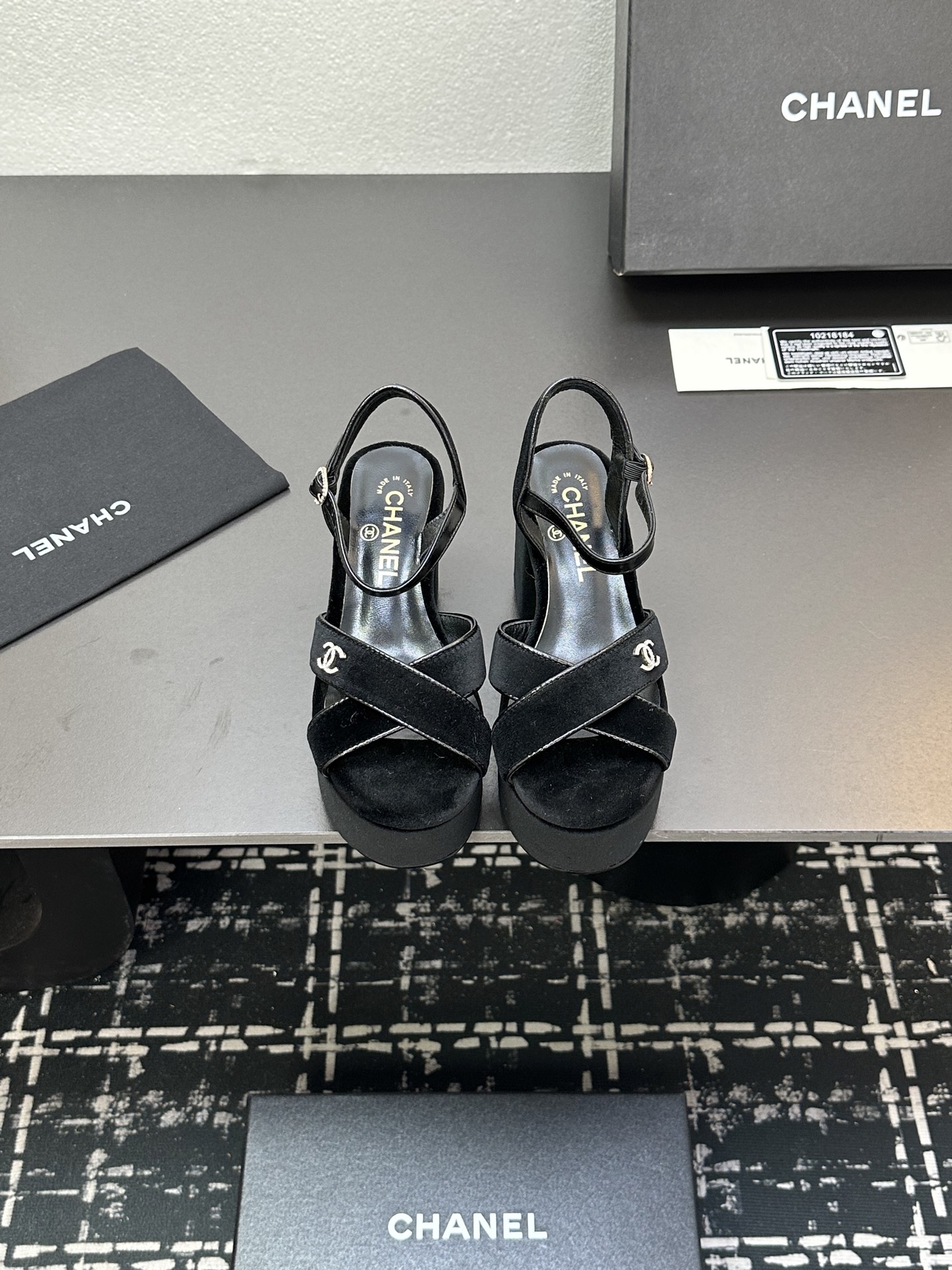 NO:250680,CHANEL~~Summer waterproof platform thick heel sandals~~The upper adopts Yangjing embroidery, which makes the feet feel comfortable and fashionable and versatile 1 imported sheepskin (silk) 2 inner lining: mixed-bred sheepskin 3 large sole original molded Italian leather sole 4 shoe sizes: 34-41 (34, 40, 41 custom-made, non-return and exchange), sandals, chanel, sandals, sheepskin, silk fabric, sheep, Leather soles19860909CHANEL~~夏季款防水台粗跟凉鞋~~鞋面采用了羊京刺绣,脚感舒适,时尚百搭 1鞋面进囗羊皮（绸缎） 2内里: 混种羊皮 3大底原版开模意大利真皮大底 4鞋码: 34-41（34、40、41定制不退换）,凉鞋,chanel,sandals,sheepskin,silk fabric,sheep,Leather soles,Women's Shoes