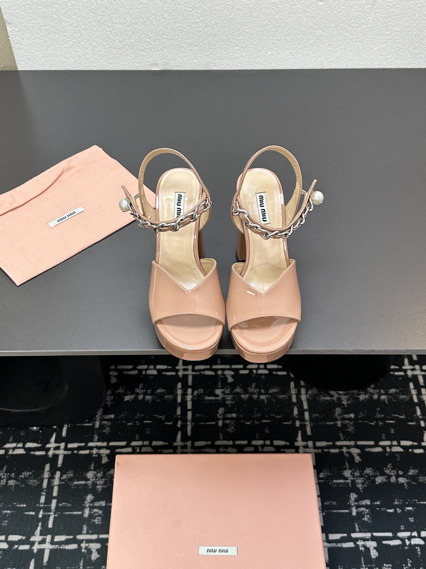 NO:249457,Miumiu 25s spring and summer new waterproof platform thick heel sandals. The distinctive design style and unique beauty. The strong highlights the unrestrained modern attitude. The creation is beautiful and smooth appearance, and the foot is comfortable and fashionable. The upper is made of imported silk material. The tiptoe inside is sheepskin. Italian imported cowhide. The water platform is 3.2cm. Heel height is 10cm. zesi35-39 (40/41/42), sandals, miumiu, sandals, cowhide, sheepskin, real silk.19860909miumiu 缪缪25s春夏新品防水台 粗跟凉鞋 鲜明的设计风格和独特的美感 极强的彰显着个性不羁的摩登态度 创作即外观线条优美流畅 又上脚舒适时髦精必入款. 鞋面采用进口真丝材质 内里踮脚均为羊皮 意大利进口牛皮大底 水台3.2cm 跟高10cm zesi35-39（40/41/42）,凉鞋,miumiu,sandals,cowhide,sheepskin,real silk,Women's Shoes