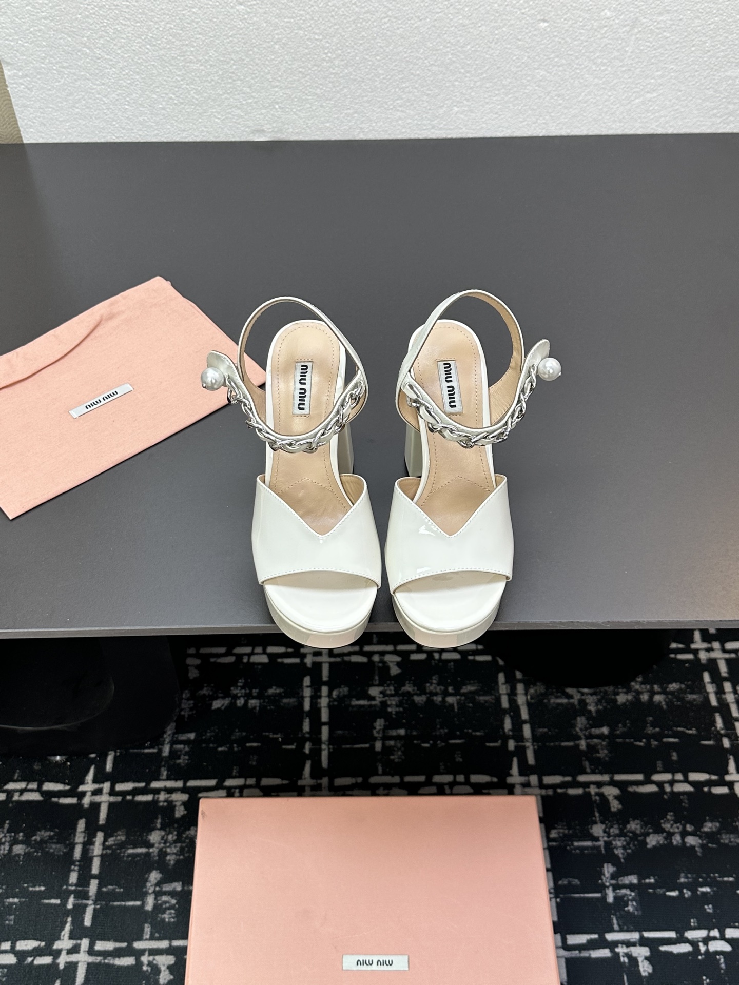 NO:249462,Miumiu Miu 25s spring and summer waterproof platform, thick-heeled sandals, distinctive design style and unique beauty, strongly demonstrates the unrestrained modern attitude, creation means beautiful and smooth appearance, and comfortable and fashionable feet must be purchased. The upper is made of imported silk material, all tiptoe inside is sheepskin, Italian imported cowhide sole, water platform 3.2cm, heel height 10cm zesi35-39 (40/41/42) Miumiu Miu Miu 25s spring and summer waterproof platform, thick-heeled sandals, distinctive design style and unique beauty, strongly demonstrates the unrestrained modern attitude, creation means beautiful and smooth appearance, and comfortable and fashionable feet must be purchased. The upper is made of imported silk material, and the inner tiptoe inside is sheepskin, Italian imported cowhide sole  Water platform 3.2cm heel height 10cm zesi35-39 (40/41/42), sandals, miumiu, sandals, cowhide, sheepskin, real silk19860909miumiu 缪缪25s春夏新品防水台 粗跟凉鞋 鲜明的设计风格和独特的美感 极强的彰显着个性不羁的摩登态度 创作即外观线条优美流畅 又上脚舒适时髦精必入款. 鞋面采用进口真丝材质 内里踮脚均为羊皮 意大利进口牛皮大底 水台3.2cm 跟高10cm zesi35-39（40/41/42） miumiu 缪缪25s春夏新品防水台 粗跟凉鞋 鲜明的设计风格和独特的美感 极强的彰显着个性不羁的摩登态度 创作即外观线条优美流畅 又上脚舒适时髦精必入款. 鞋面采用进口真丝材质 内里踮脚均为羊皮 意大利进口牛皮大底 水台3.2cm 跟高10cm zesi35-39（40/41/42）,凉鞋,miumiu,sandals,cowhide,sheepskin,real silk,Women's Shoes