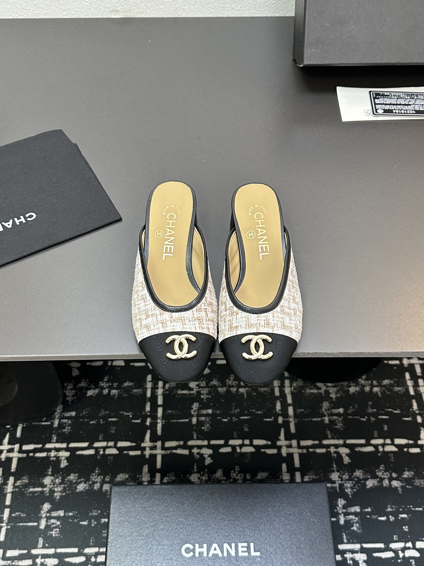 NO:250670,Classics will be passed down forever!  CHANEL Chanel's mules half slippers, the iconic double C logo is dazzling and full of recognition. The upper is unique, and the transparent mesh and tweed show the elegant texture. The simple square head is matched with a neat thick heel, comfortable and yet stylish. Whether it is matched with skirts or trousers, it can easily create a French romantic style and is a must-have item for fashion experts. Heel height is 4cm, genuine leather sole, 65-39 (40.41 fixed), semi-torque, chanel, chanel, slippers, skirts19860909经典永流传！CHANEL香奈儿这款穆勒鞋半拖鞋,标志性双C logo 闪耀夺目,辨识度拉满.鞋面材质独特,透明网纱与粗花呢尽显优雅质感.简约方头搭配利落粗跟,舒适又不失格调.无论是搭配裙装还是裤装,都能轻松营造法式浪漫风情,是时尚达人必备单品.跟高4cm,真皮底,65-39（40.41定）,半拖,chanel,chanel,slippers,skirts,Women's Shoes