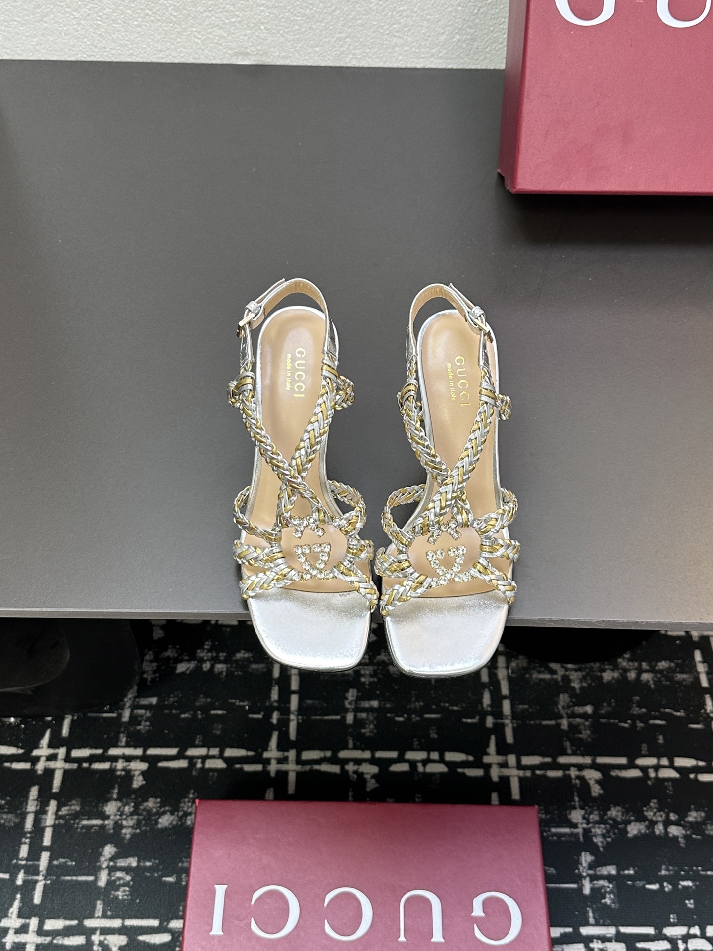 NO:249447,G Home High-end Boutique Gucci crystal embellished diamond buckle sandals top-level purchasing quality!  The original version is replicated 1:1, and every detail has been carefully polished and carefully made!  This lace-up sandal is made of shiny GG crystal gold interlocking double G hardware buckle embellished with fine cage upper. It has elegant feminine charm details to show the concept of femininity and creates amazing works [celebration] [celebration] [celebration] [celebration] Original custom fabric inner/foot-pad imported sheepskin heel 9cm outsole Italian leather sole Size 35-42 (.41.42 custom made without return) Price, sandals, gucci, gucci, sandals, sheepskin19860909G家高端精品 古驰水晶缀饰钻扣凉鞋顶级代购品质！原版1:1复刻,毎个细节皆经过精心打磨细腻制作！ 这款后系带凉鞋由饰闪亮GG水晶金色互扣式双G五金扣点缀细带精致笼形鞋面制作而成,富有优雅女性魅力细节展现女性气质的理念,打造令人惊艳的作品[庆祝][庆祝][庆祝] 面料原版定制 内里/垫脚进口羊皮里 鞋跟9cm 大底意大利真皮底 码数35-42（.41.42定做不退换） 价格,凉鞋,gucci,gucci,sandals,sheepskin,Women's Shoes