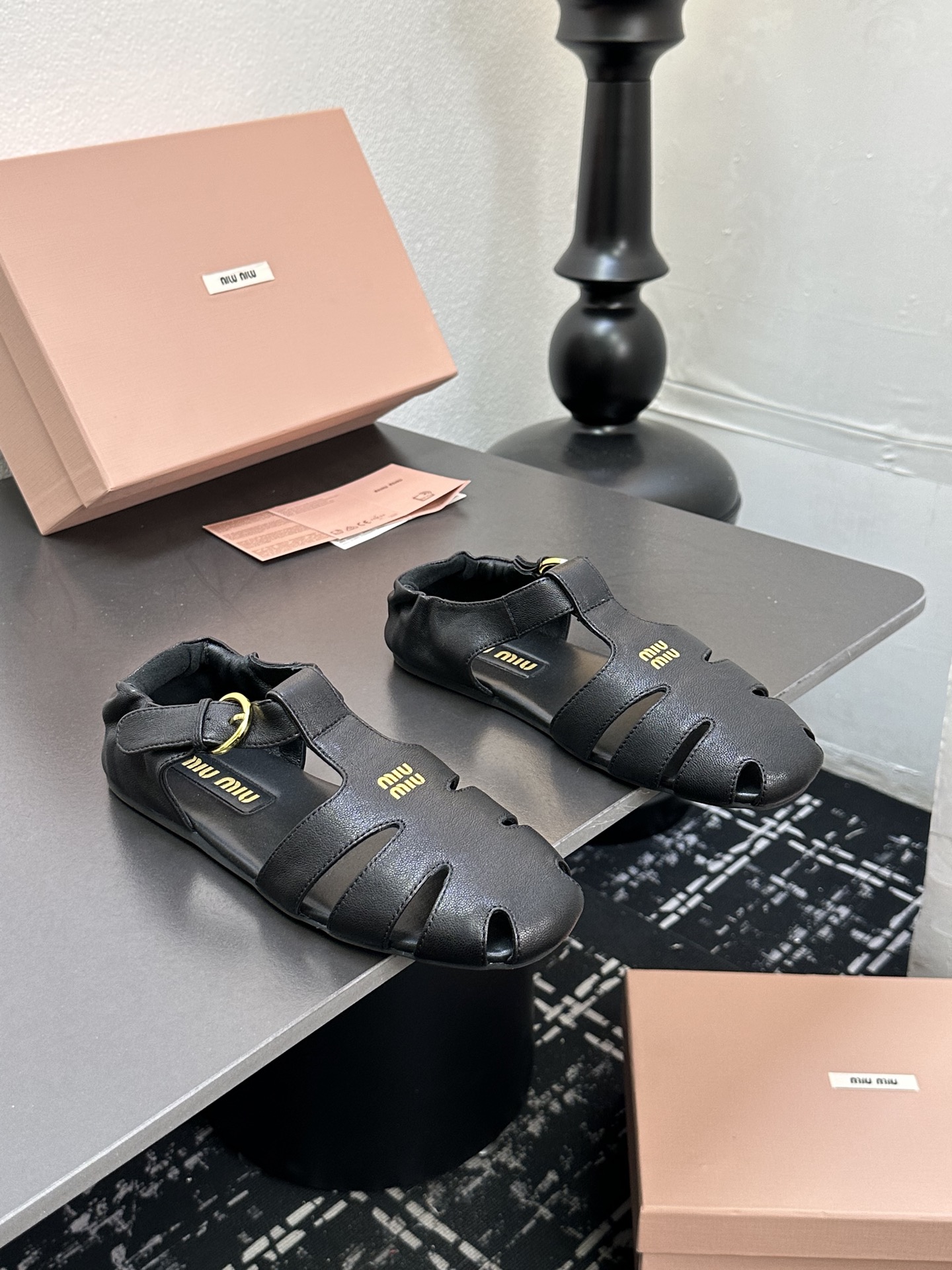 NO:249442,Purchase grade MiuMiu Ss Early Spring New Style, Lazy Sandals with one foot, Official Spring and Summer Show new style, fashionable and versatile, salty and sweet, and not grinding at all. Whether worn barefoot or socks, it will reduce age and be super invincible and versatile!  Upper sheepskin inner foot pad sheepskin original sole rubber outsole Size# 35-39 (40. Custom made no return or exchange), sandals, miumiu, sandals, sheepskin, socks19860909代购级 MiuMiu 缪缪 ss早春新款 一脚蹬懒人凉鞋 官方春夏走秀新款,时髦百搭·即可咸又可甜 一点也不磨脚 无论光脚穿还是搭配袜子穿都超级减龄 超级无敌百搭！ 鞋面羊皮 内里垫脚羊皮 鞋底原版橡胶大底 Size# 35-39（40.订做不退换）,凉鞋,miumiu,sandals,sheepskin,socks,Women's Shoes