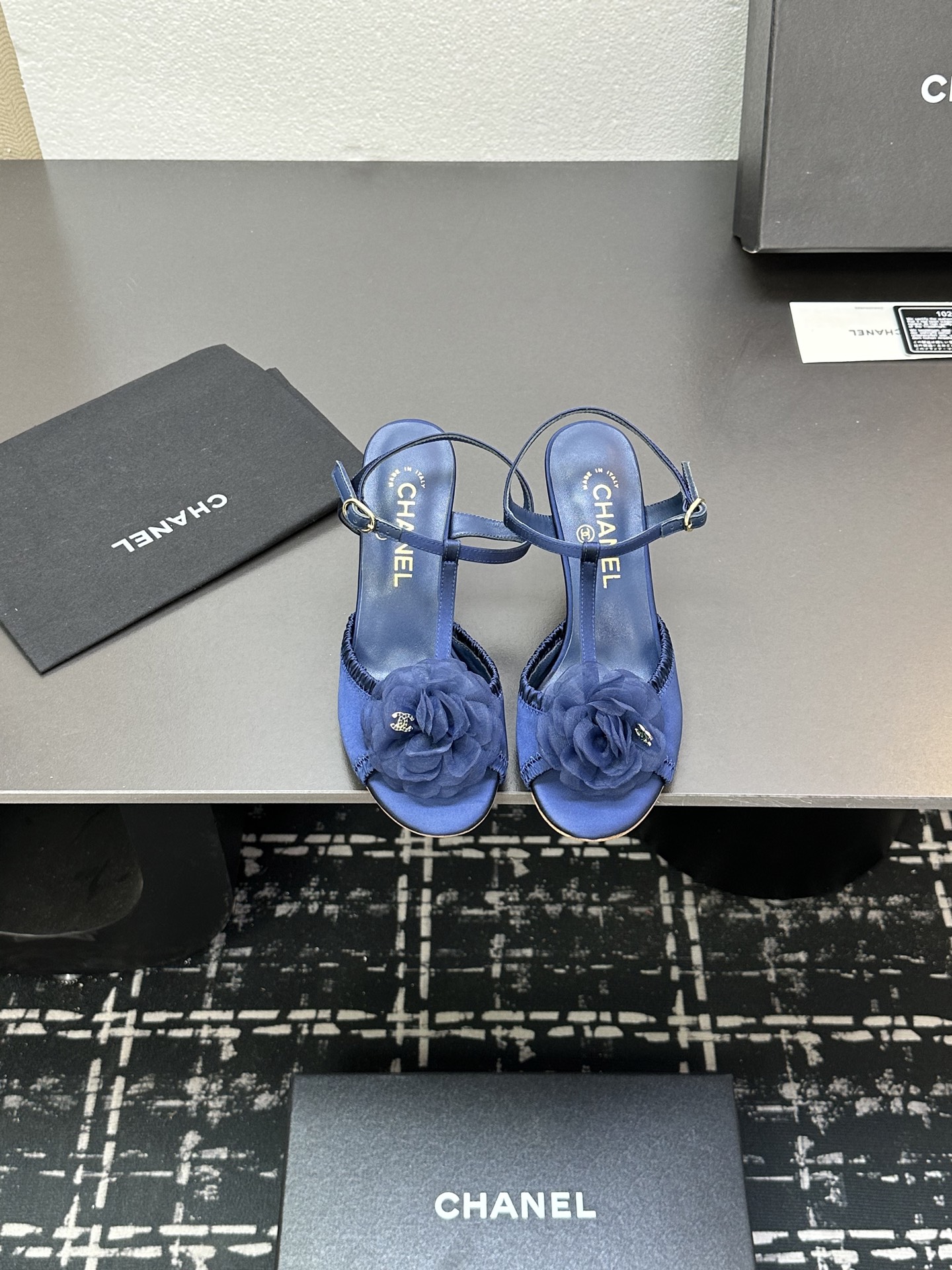 NO:250660,2025★★★★★★ Many celebrities are here to watch, a versatile series that domestic and foreign bloggers are popular. A must-have for spring and summer wardrobe matching. Sandals are the first choice. Upper genuine leather silk and satin lining: imported crystal sheepskin lining, original mold-open custom leather sole shoe size: 35-39 (40, 41, custom made without return) Delivery luxury latest counter synchronous packaging, sandals, sandals, sheepskin, silk fabric, Leather soles198609092025★★★★★ 众多明星网红上脚,国内外博主刷爆的一个百搭系列,春夏衣橱搭配必备 凉鞋首选. 鞋面真皮绸缎  内里: 进口水晶羊皮内里 大底原版开模定制真皮大底 鞋码: 35-39（40、41、定做不退换） 配送豪华最新专柜同步包装,凉鞋,sandals,sheepskin,silk fabric,Leather soles,Women's Shoes