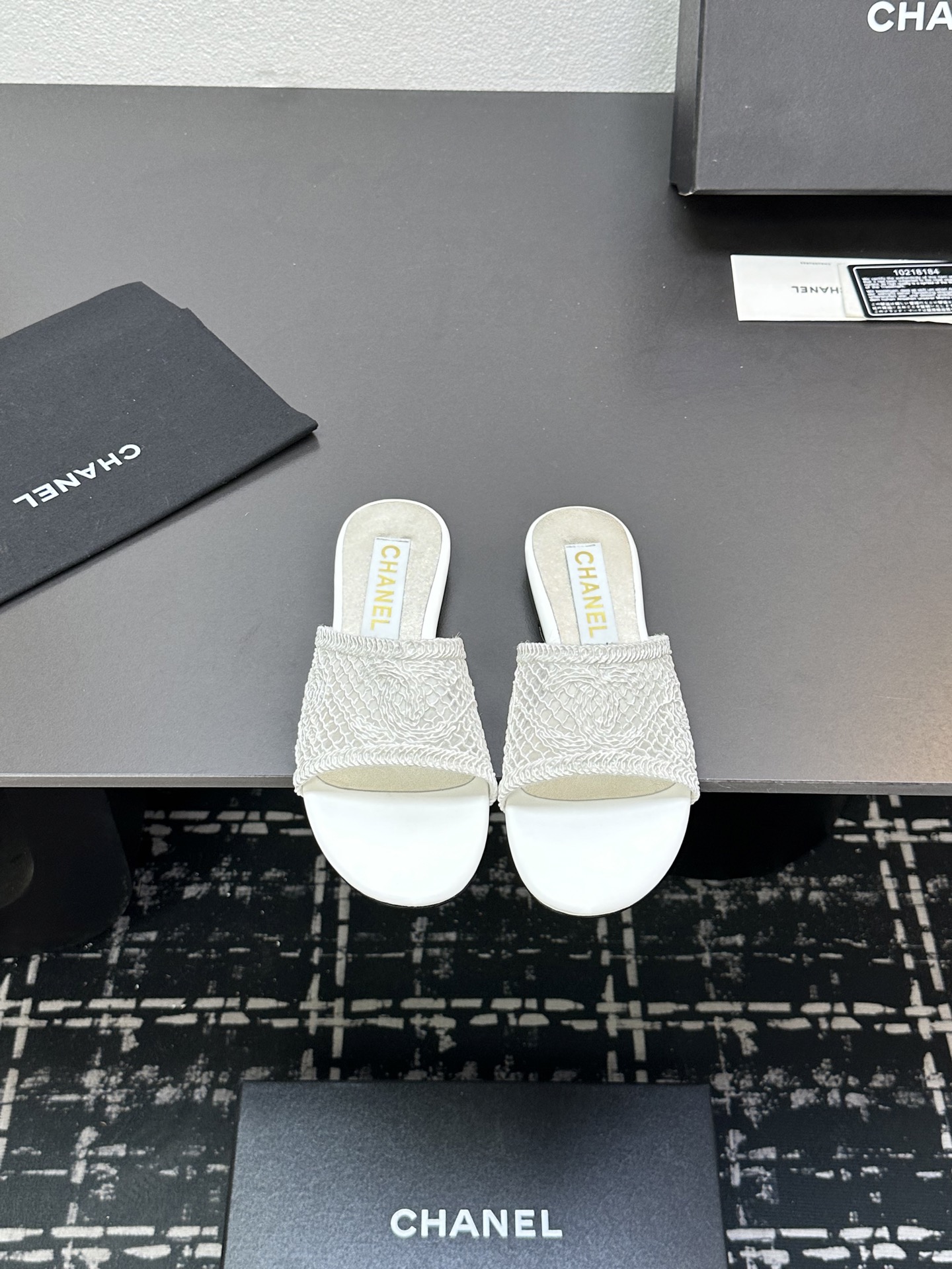 NO:255127,2025★★★★★★ Many celebrities are popular, a versatile series that domestic and foreign bloggers are popular. A must-have for spring and summer wardrobe matching. Sandals are the first choice. Upper lace silk satin inner lining: imported crystal sheepskin lining, original mold-open custom leather sole Shoe size: 35-39 (40, 41, custom made without return) Delivery of luxury latest counter synchronous packaging, slippers, sandals, slippers, sheepskin, silk fabric, Leather soles198609092025★★★★★ 众多明星网红上脚,国内外博主刷爆的一个百搭系列,春夏衣橱搭配必备 凉鞋首选. 鞋面蕾丝绸缎  内里: 进口水晶羊皮内里 大底原版开模定制真皮大底 鞋码: 35-39（40、41、定做不退换） 配送豪华最新专柜同步包装,拖鞋,sandals,slippers,sheepskin,silk fabric,Leather soles,Women's Shoes