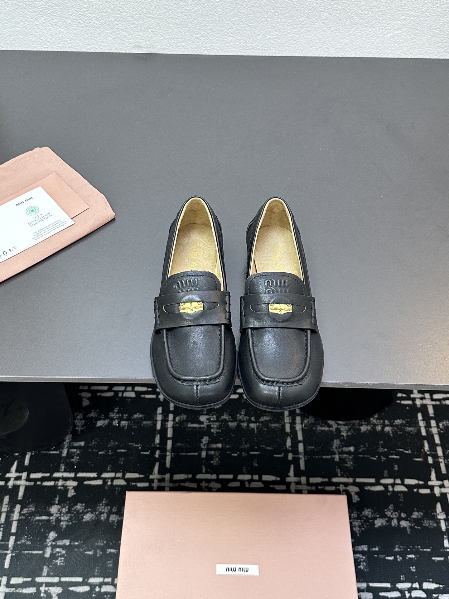 NO:255156,- Miu Miu 25ss Spring and summer new square-toe loafers coin flat leather shoes The detailed design stands out among the many loafers. The overall shoe shape is smooth and delicate, not heavy at all, can completely expose the ankles, and the leg lines are good proportions. A lucky penny $ is embedded in the middle leather groove of the upper, which is retro and fashionable. The overall shoe shape is smooth and delicate, not heavy at all, can completely expose the ankles, and the leg lines are good proportions. Cowhide upper, inner foot pad lambskin, original open molded TPU sole, wear-resistant and non-slip size 35-40 (40 custom made without return or exchange), loafers, miumiu, loafers, cowhide, sheepskin19860909- Miu Miu 25ss 缪缪春夏新款 方头乐福鞋硬币平底小皮鞋 细节的设计在一众乐福鞋中脱颖而出,整体鞋型圆滑秀气,一点不笨重,可以完全露出脚踝处,称得腿部线条比例较好 鞋面中间皮革凹槽处嵌入了一枚lucky便士$,戳人的细节复古又时髦 整体鞋型圆滑秀气,一点不笨重,可以完全露出脚踝处,称得腿部线条比例较好. 鞋面牛皮 内里垫脚小羊皮 鞋底原版开模TPU大底耐磨防滑 码数35-40（40定做不退换）,乐福鞋,miumiu,loafers,cowhide,sheepskin,Women's Shoes