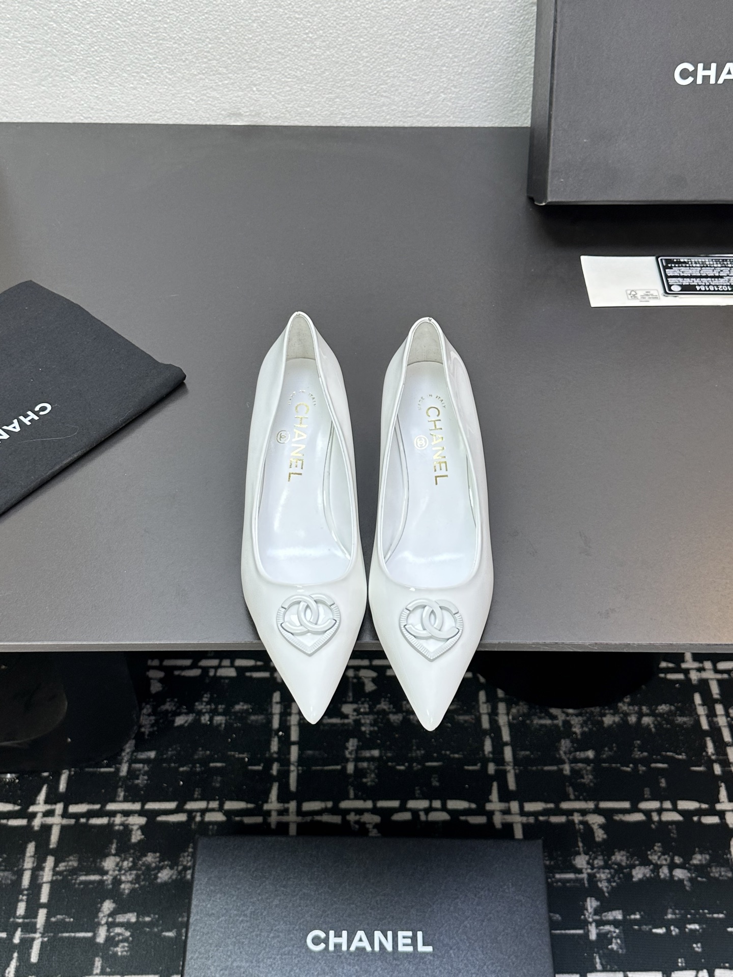 NO:255152,2025★★★★★★ Many celebrities are here to watch, a versatile series that domestic and foreign bloggers are popular. A must-have for spring and summer wardrobe matching. Sandals are the first choice. Upper cowhide inner lining: imported crystal sheepskin lining, original mold-open custom leather sole Shoe size: 35-39 (40, 41, customized without return) Delivery luxury latest counter synchronous packaging, single shoes, sandals, cowhide, sheepskin, Leather soles198609092025★★★★★ 众多明星网红上脚,国内外博主刷爆的一个百搭系列,春夏衣橱搭配必备 凉鞋首选. 鞋面牛皮  内里: 进口水晶羊皮内里 大底原版开模定制真皮大底 鞋码: 35-39（40、41、定做不退换） 配送豪华最新专柜同步包装,单鞋,sandals,cowhide,sheepskin,Leather soles,Women's Shoes