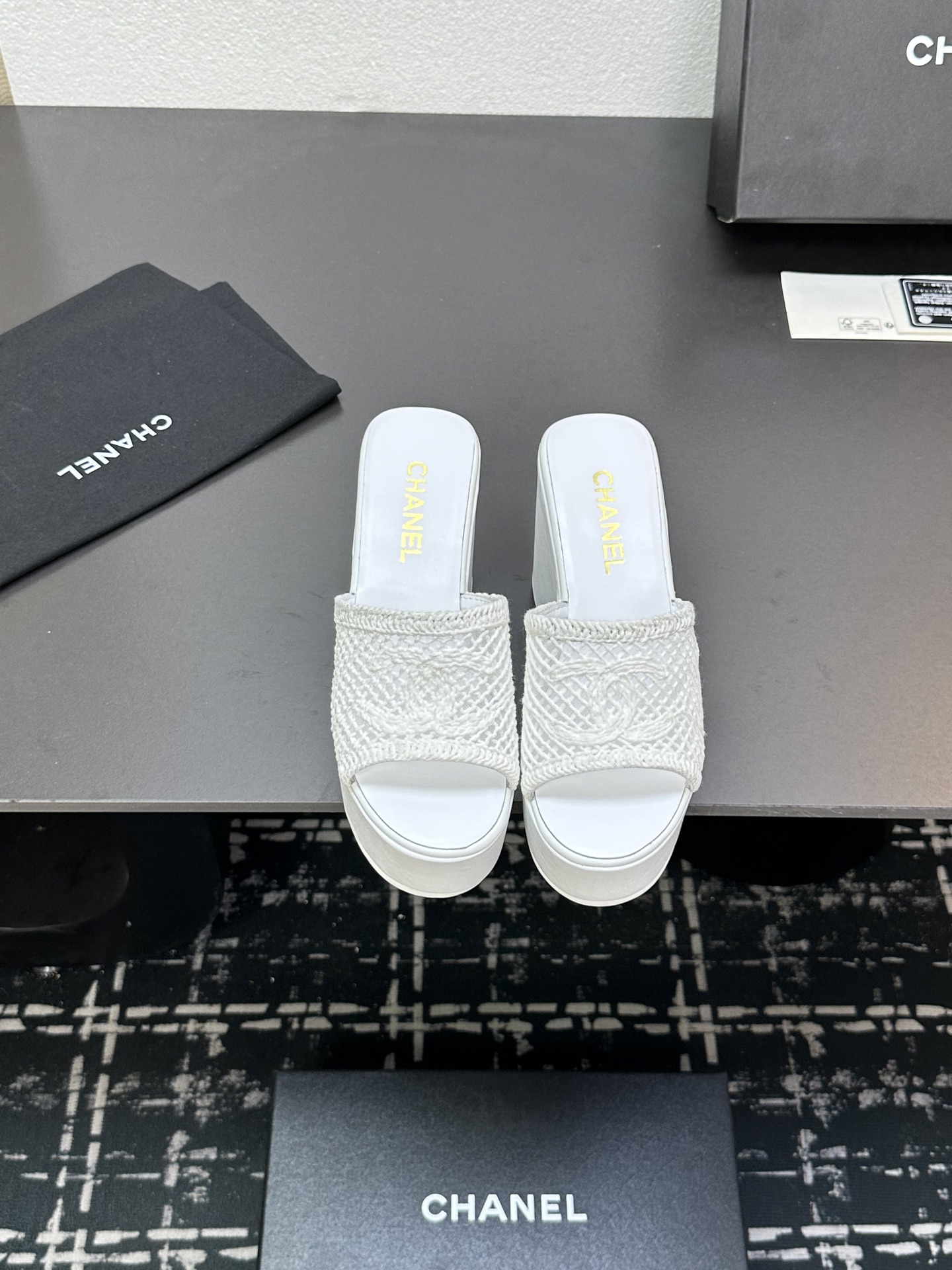 NO:255148,* Xiaoxiang 2025 Spring and Summer. Latest woven wedge sandals!  Must-in-One year, this is the simplest and most trendy versatile artifact!  Super attractive!  Upper woven satin, inner lining/foot pad imported sheepskin outsole rubber size 35-40 40 41 custom made, slippers, sandals, slippers, sheepskin, silk fabric19860909* 小香2025春夏.最新编织坡跟凉鞋！ 每年必入,这款是最简单而且最潮的万能百搭神器！超级耐看哟！ 鞋面编织绸缎 内里/垫脚进口羊皮 大底橡胶 码数35-40 40 41定做,拖鞋,sandals,slippers,sheepskin,silk fabric,Women's Shoes