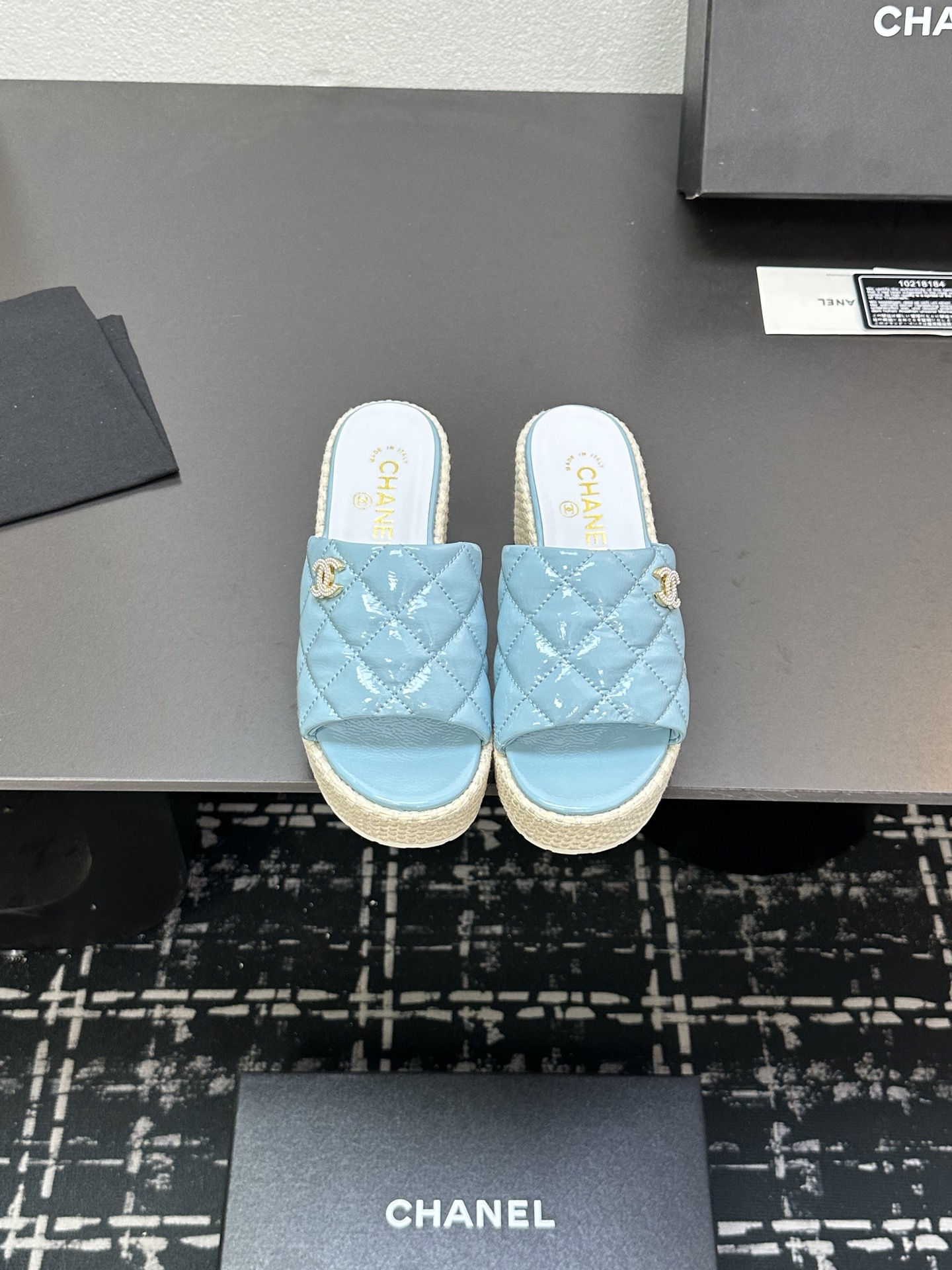 NO:252984,* Xiaoxiang 2025 Spring and Summer. Latest woven wedge sandals!  Must-in-One year, this is the simplest and most trendy versatile artifact!  Super attractive!  Upper woven satin, inner lining/foot pad imported sheepskin outsole rubber size 35-40 40 41 custom made, slippers, sandals, slippers, sheepskin, silk fabric19860909* 小香2025春夏.最新编织坡跟凉鞋！ 每年必入,这款是最简单而且最潮的万能百搭神器！超级耐看哟！ 鞋面编织绸缎 内里/垫脚进口羊皮 大底橡胶 码数35-40 40 41定做,拖鞋,sandals,slippers,sheepskin,silk fabric,Women's Shoes