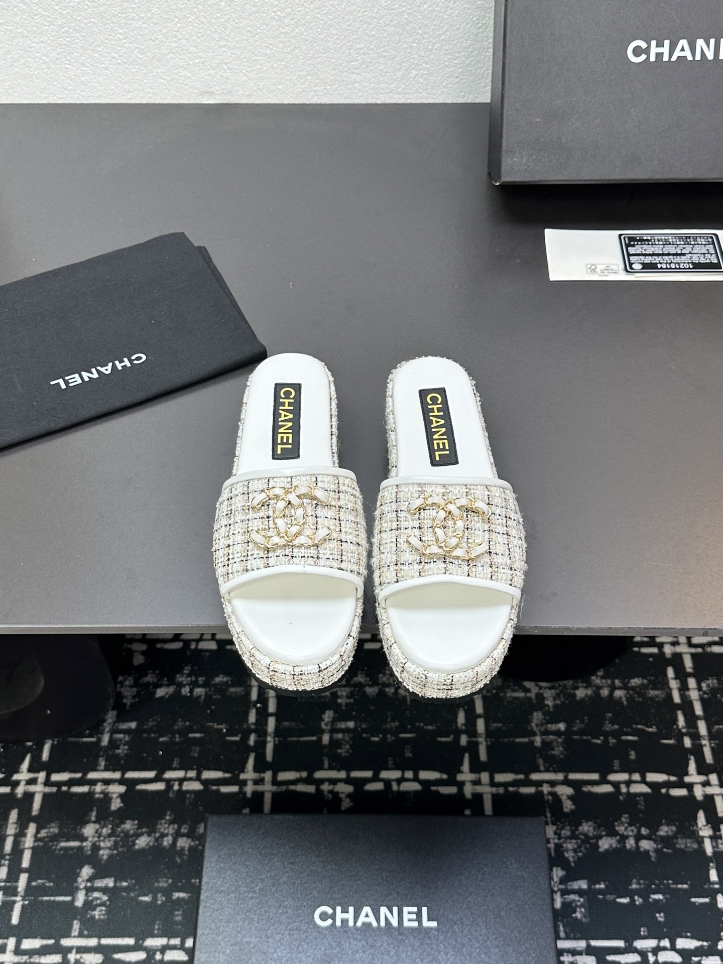 NO:255144,C-home CHANEL Chanel thick-soled slippers are coming, with classic double C metal buckles, luxury and style coexisting. With a light button, it is Chanel's unique elegant attitude. The iconic tweed material is delicate in texture and high-quality texture, and every step is a high-end style. The thick-soled design not only lengthens the leg lines, allowing you to easily have supermodel proportions, but also brings a comfortable height-enhancing experience. Whether it is matched with a simple dress, it shows gentleness and romance; or it is combined with casual jeans to create a casual street style, it can perfectly adapt. 35-39 (40.41), slippers, chanel, chanel, chanel, slippers, skirts, jeans19860909c家CHANEL香奈儿厚底拖鞋来袭,经典双C金属扣,奢华与格调并存,轻轻一扣,便是香奈儿独有的优雅态度.标志性粗花呢材质,纹理细腻,质感上乘,每一步都踏出高级风尚. 厚底设计,不仅拉长腿部线条,让你轻松拥有超模比例,还带来舒适的增高体验.无论是搭配简约连衣裙,尽显温柔浪漫；还是与休闲牛仔裤组合,打造随性街头风,它都能完美适配.35-39（40.41定）,拖鞋,chanel,chanel,chanel,slippers,skirts,jeans,Women's Shoes