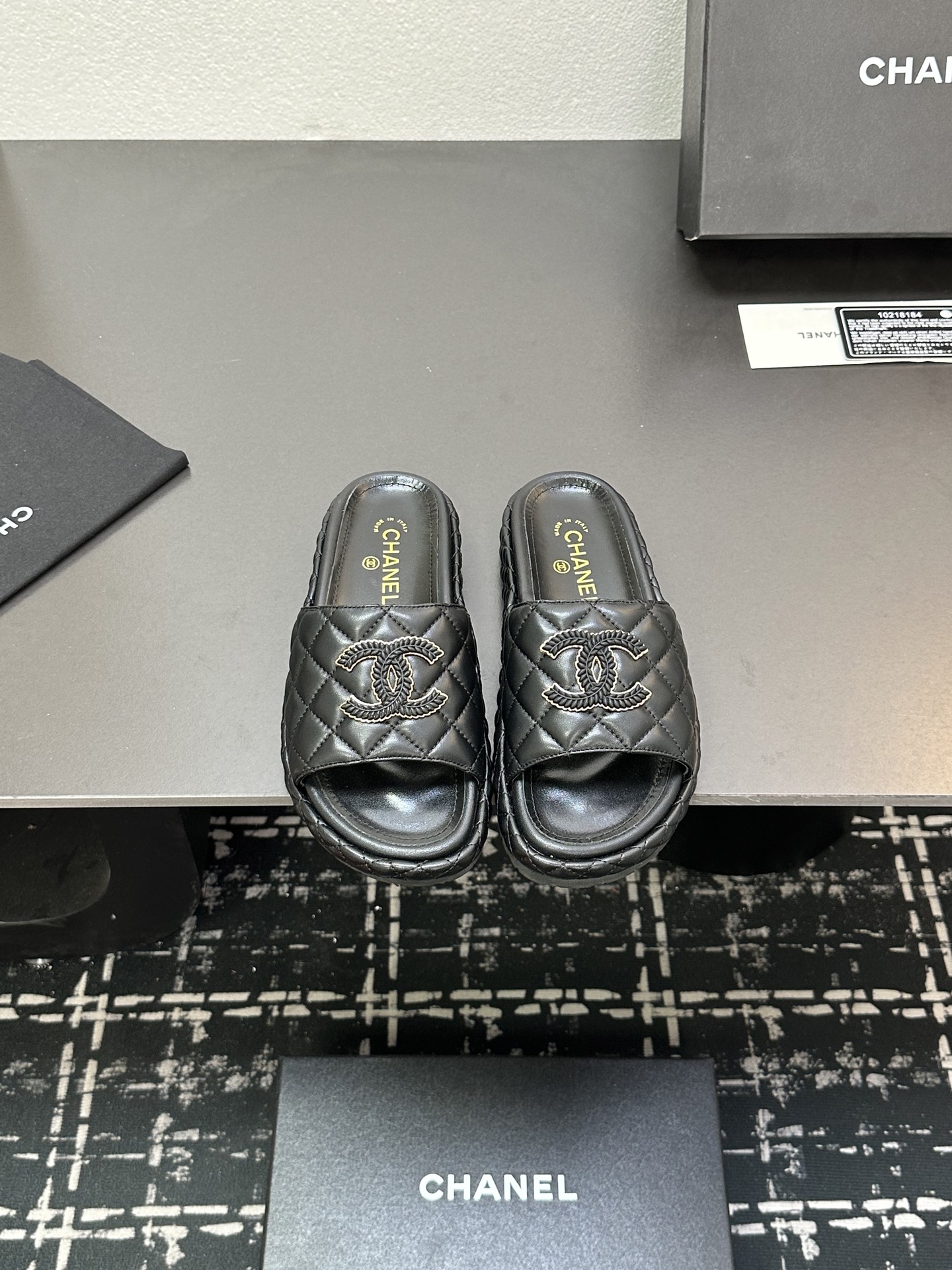 NO:383143,CHANEL Chanel C-home small-scented thick-soled diamond-shaped slippers are eternal classics in the fashion industry. The iconic double C and bow elements are symbols of luxury and elegance, and you can be moved at a glance. Various colors and materials are suitable for different dressing scenes, and you can easily control whether it is casual or exquisite gatherings. High-quality materials are matched with exquisite craftsmanship, comfortable feet, and excellent quality. With it, every step you take is a fashion. Sheepskin, sheepskin, foam sole, 35-39 (40.41), slippers, chanel, chanel, chanel, slippers, sheepskin19860909CHANEL香奈儿c家小香风厚底菱格拖鞋,时尚界永恒的经典.标志性双C 与蝴蝶结元素,是奢华与优雅的象征,一眼便心动.多样色彩与材质,适配不同穿搭场景,无论是休闲出街还是精致聚会,都能轻松驾驭.优质选材搭配精湛工艺,脚感舒适,彰显卓越品质.拥有它,踏出的每一步皆是风尚.羊皮面,羊皮里,发泡底,35-39（40.41定）,拖鞋,chanel,chanel,chanel,slippers,sheepskin,Women's Shoes