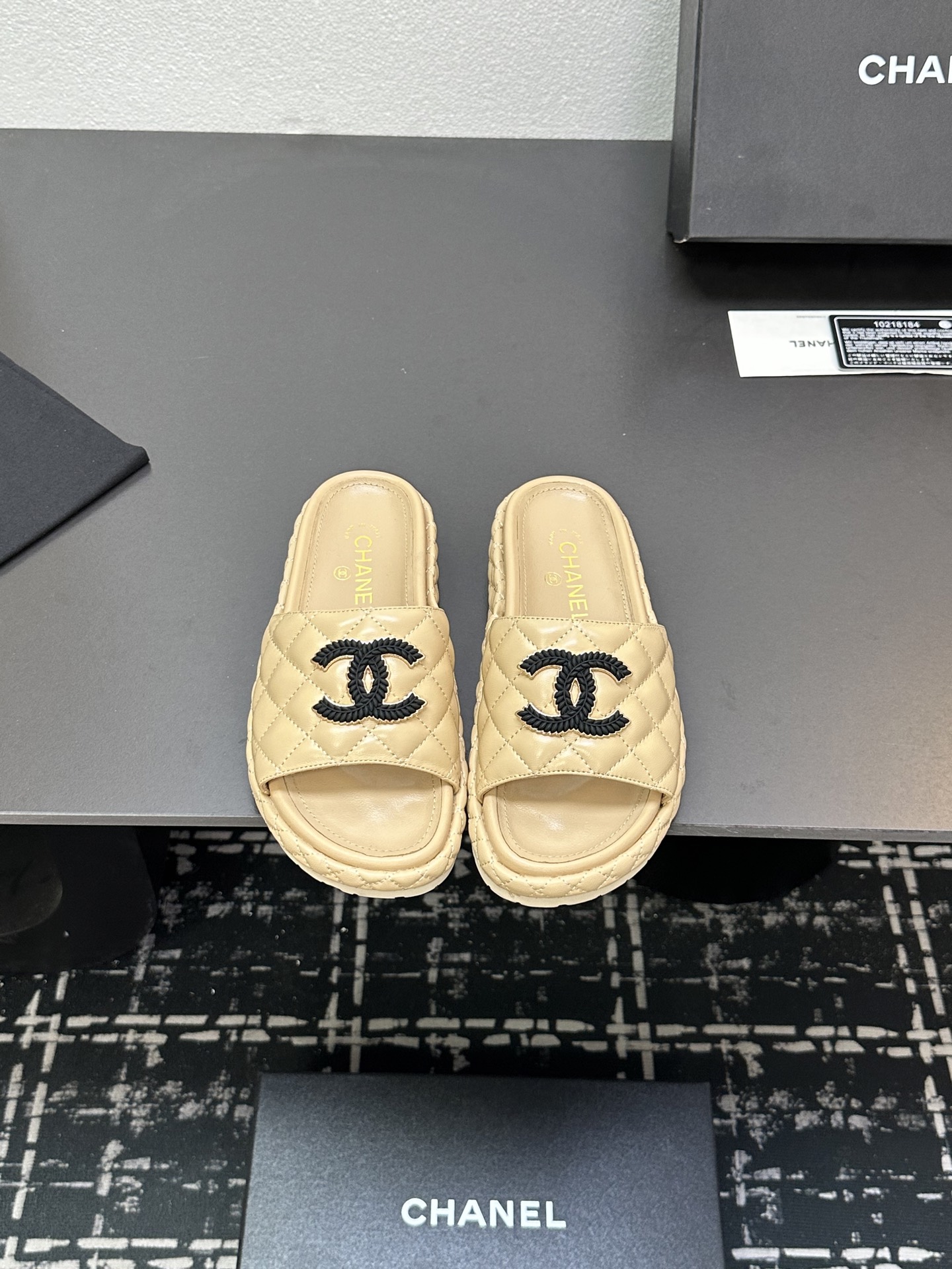 NO:254318,CHANEL Chanel C-home small fragrance thick-soled diamond-shaped slippers are eternal classics in the fashion industry. The iconic double C and bow elements are symbols of luxury and elegance, and you can be moved at a glance. Various colors and materials are suitable for different dressing scenes, and you can easily control whether it is a casual street or a delicate party. High-quality materials are matched with exquisite craftsmanship, comfortable feet, and show excellent quality. With it, every step you take is a fashion. Sheepskin, sheepskin, foam sole, 35-39 (40.41 set), slippers, chanel, chanel, chanel, slippers, sheepskin19860909CHANEL香奈儿c家小香风厚底菱格拖鞋,时尚界永恒的经典.标志性双C 与蝴蝶结元素,是奢华与优雅的象征,一眼便心动.多样色彩与材质,适配不同穿搭场景,无论是休闲出街还是精致聚会,都能轻松驾驭.优质选材搭配精湛工艺,脚感舒适,彰显卓越品质.拥有它,踏出的每一步皆是风尚.羊皮面,羊皮里,发泡底,35-39（40.41定）,拖鞋,chanel,chanel,chanel,slippers,sheepskin,Women's Shoes