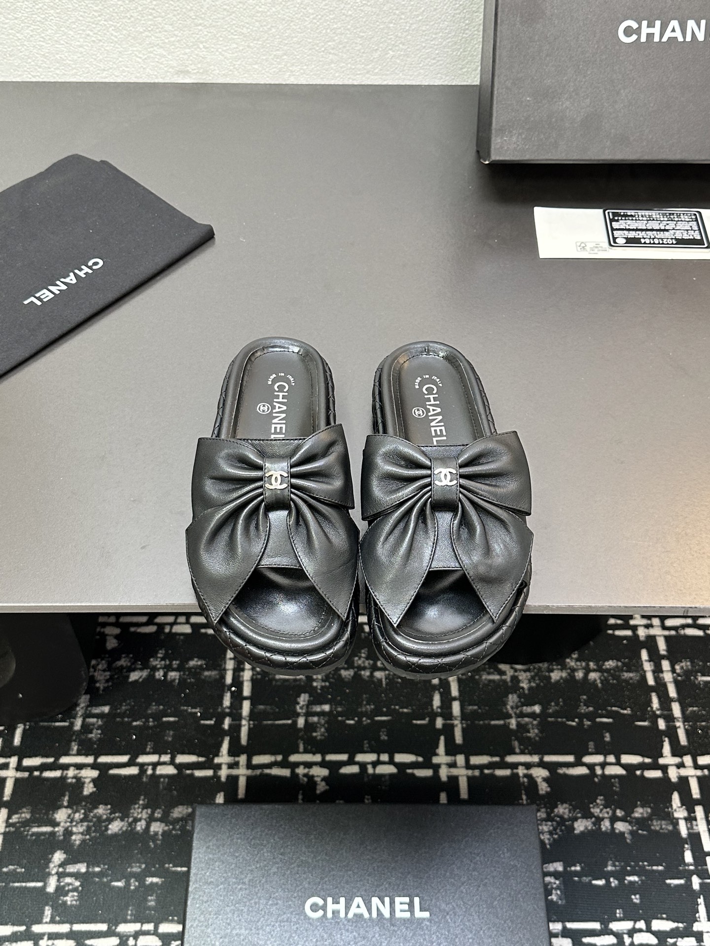 NO:252939,CHANEL Chanel C-home small fragrance thick-soled diamond-shaped slippers are eternal classics in the fashion industry. The iconic double C and bow elements are symbols of luxury and elegance, and you can be moved at a glance. Various colors and materials are suitable for different dressing scenes, and you can easily control whether it is a casual street or a delicate party. High-quality materials are matched with exquisite craftsmanship, comfortable feet, and show excellent quality. With it, every step you take is a fashion. Sheepskin, sheepskin, foam sole, 35-39 (40.41 set), slippers, chanel, chanel, chanel, slippers, sheepskin19860909CHANEL香奈儿c家小香风厚底菱格拖鞋,时尚界永恒的经典.标志性双C 与蝴蝶结元素,是奢华与优雅的象征,一眼便心动.多样色彩与材质,适配不同穿搭场景,无论是休闲出街还是精致聚会,都能轻松驾驭.优质选材搭配精湛工艺,脚感舒适,彰显卓越品质.拥有它,踏出的每一步皆是风尚.羊皮面,羊皮里,发泡底,35-39（40.41定）,拖鞋,chanel,chanel,chanel,slippers,sheepskin,Women's Shoes