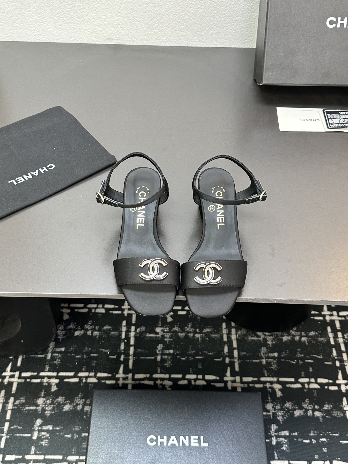 NO:254313,2025ss CHANEL C home mid-heel sandals, the iconic double C buttons are luxurious and eye-catching, highlighting the brand style. Various colors and materials are suitable for different dressing scenes. Whether you are strolling on the street or attending parties, it can enhance your temperament, allowing you to easily become the focus, and take the fashion road with elegant steps!  Silk and satin fabric, sheepskin lining, 35-39 (40.41 fixed), sandals, chanel, chanel, chanel, sandals, sheepskin, silk fabric198609092025ss CHANEL香奈儿c家中跟凉鞋,标志性双C扣奢华吸睛,彰显品牌格调.多样色彩与材质,适配不同穿搭场景.无论是漫步街头还是出席派对,它都能提升气质,让你轻松成为焦点,用优雅步伐踏出时尚之路！丝绸绸缎面料,羊皮内里,35-39（40.41定）,凉鞋,chanel,chanel,chanel,sandals,sheepskin,silk fabric,Women's Shoes