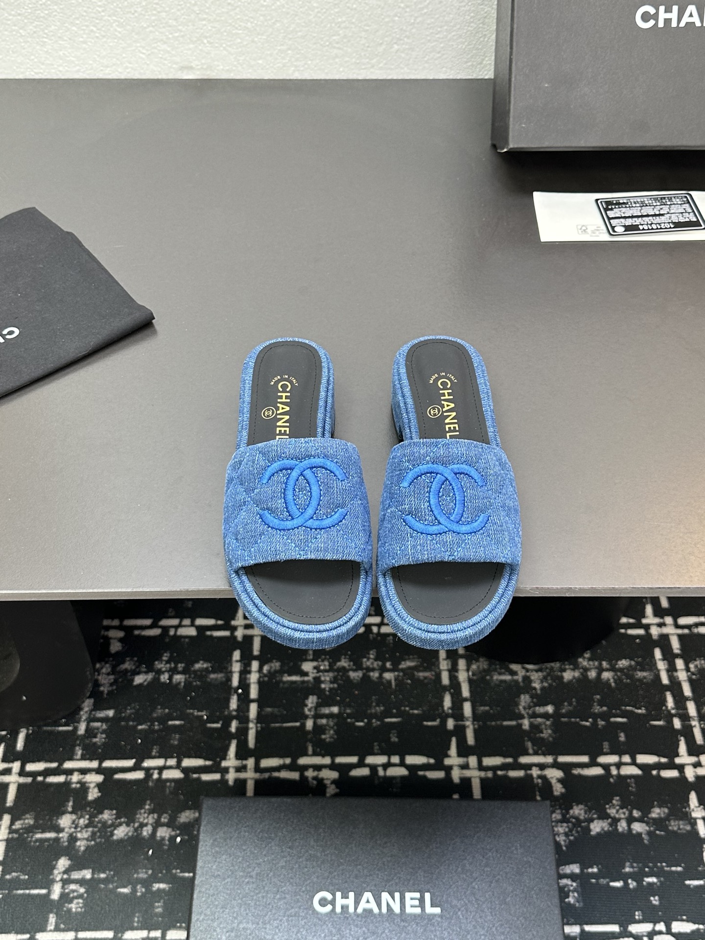 NO:254155,2025★★★★★★ Many celebrities are popular, a versatile series that domestic and foreign bloggers are popular. A must-have for spring and summer wardrobe matching. Sandals are the first choice. Upper sheepskin, silk lining: imported crystal sheepskin inner lining, original mold-open custom leather sole Shoe size: 35-39 (40, 41, custom made without return) Delivery luxury latest counter synchronous packaging, slippers, sandals, slippers, sheepskin, silk fabric, Leather soles198609092025★★★★★ 众多明星网红上脚,国内外博主刷爆的一个百搭系列,春夏衣橱搭配必备 凉鞋首选. 鞋面羊皮,绸缎  内里: 进口水晶羊皮内里 大底原版开模定制真皮大底 鞋码: 35-39（40、41、定做不退换） 配送豪华最新专柜同步包装,拖鞋,sandals,slippers,sheepskin,silk fabric,Leather soles,Women's Shoes