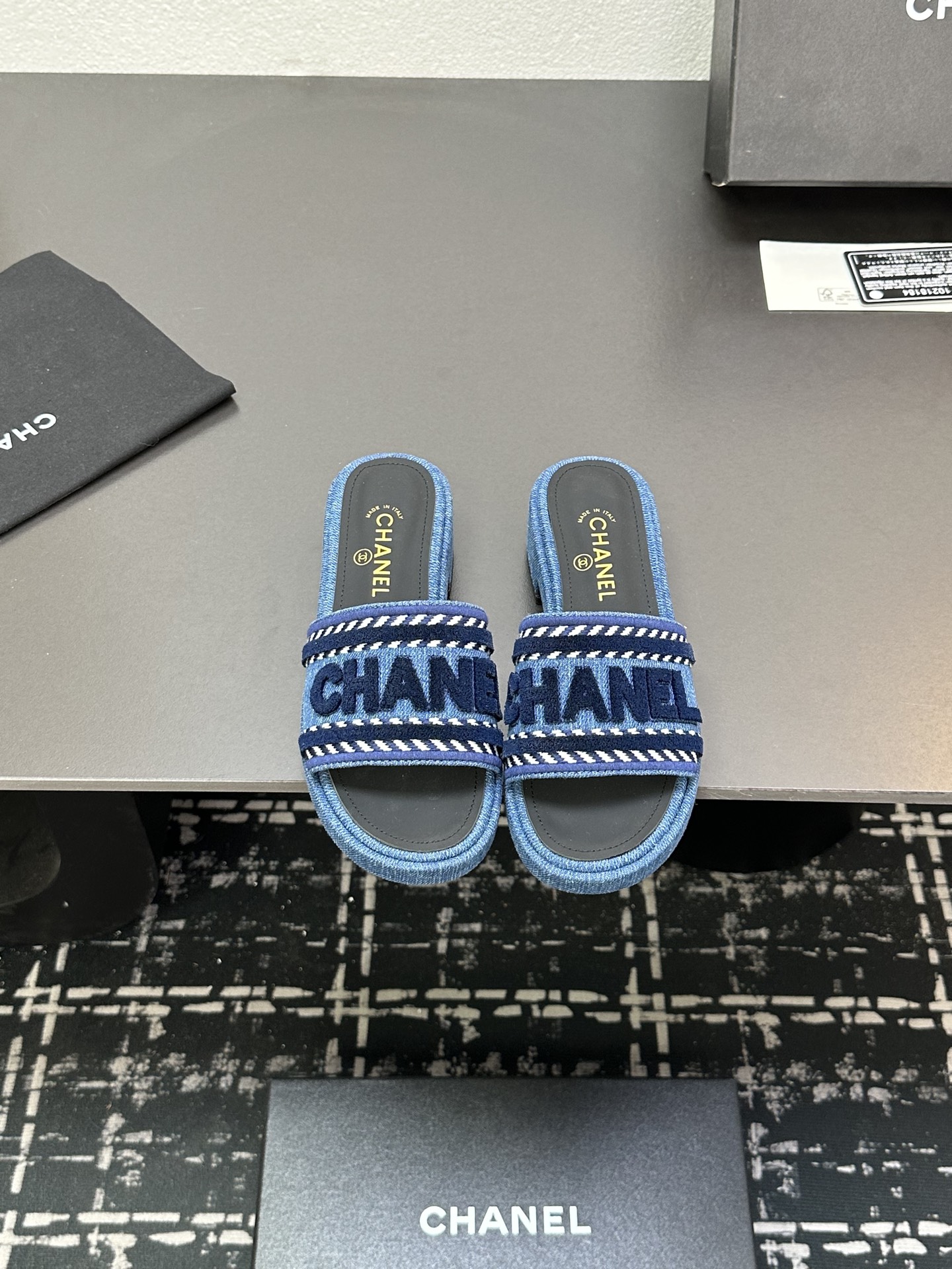 NO:254152,2025★★★★★★ Many celebrities are here to watch, a versatile series that domestic and foreign bloggers are popular. A must-have for spring and summer wardrobe matching. Sandals are the first choice. Upper silk embroidery. Inner: imported crystal sheepskin inner lining. Original mold-open custom leather sole. Shoe size: 35-39 (40, 41, custom-made, no return or exchange) Delivery luxury latest counter synchronous packaging, slippers, sandals, slippers, sheepskin, silk fabric, Leather soles198609092025★★★★★ 众多明星网红上脚,国内外博主刷爆的一个百搭系列,春夏衣橱搭配必备 凉鞋首选. 鞋面绸缎刺绣  内里: 进口水晶羊皮内里 大底原版开模定制真皮大底 鞋码: 35-39（40、41、定做不退换） 配送豪华最新专柜同步包装,拖鞋,sandals,slippers,sheepskin,silk fabric,Leather soles,Women's Shoes