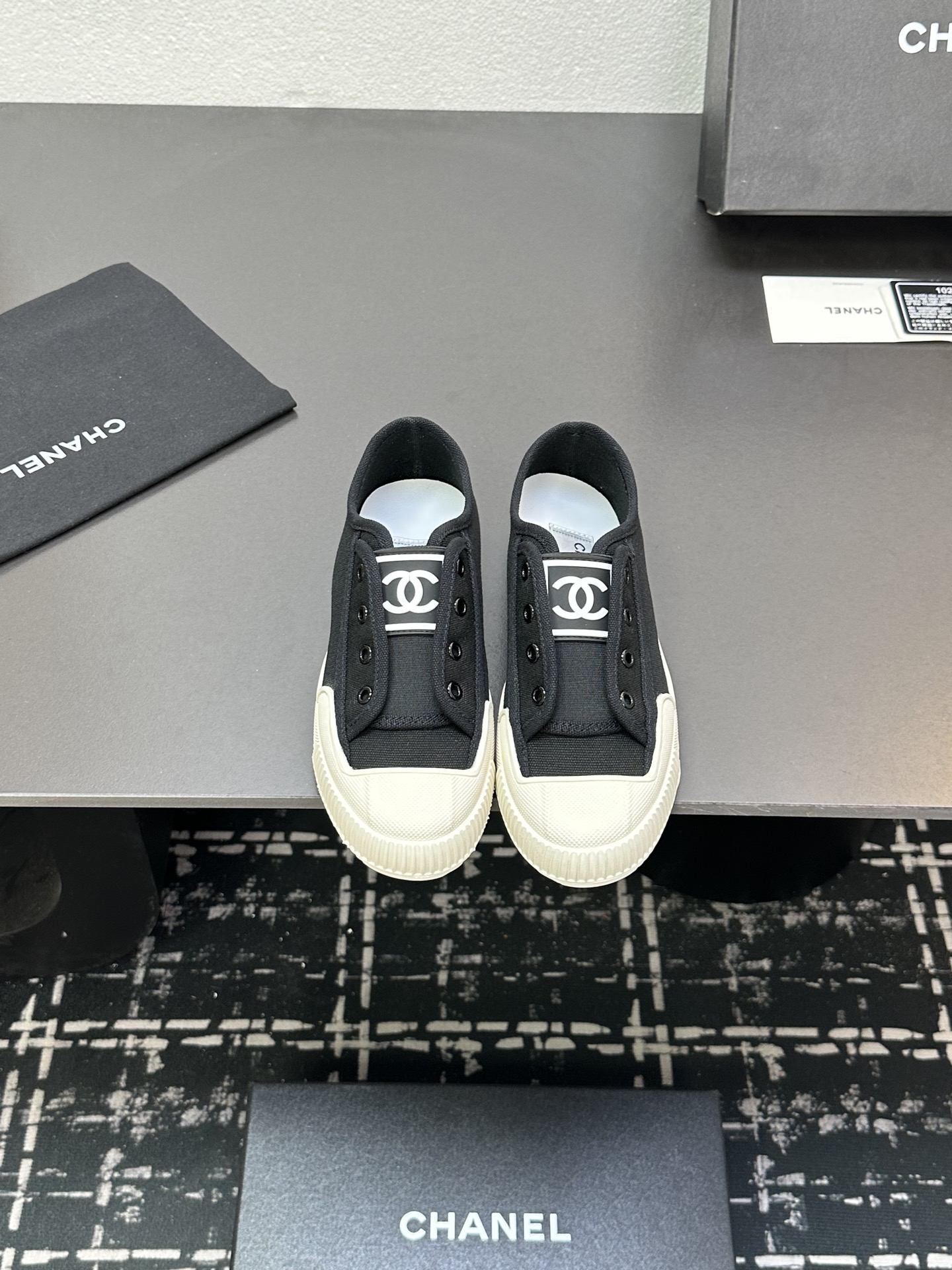 NO:254347,CHANEL/Chanel four-season shoes, in large quantities for sale!  Pure version, casual series!  Super comfortable and versatile to wear, you can match any clothes at will, no matter whether you are a student, hot mom, or internet celebrity, you are all beautiful. ●Texture imported waterproof canvas fabric with foot padding small goatskin decorative Chanel logo large logo original sole ● Color white/black ● 35～40, standard size, casual shoes/sports shoes, chanel, chanel, sneakers, sheepskin19860909CHANEL/香奈儿四季鞋,大量现货发售！清纯版,休闲系列！上脚超级舒适百搭,可以任意搭配任何衣服,不管你是学生派,还是辣妈派,还是网红派,美的你都是不要不要的上, ●Texture 鞋面进口防水帆布面料 垫脚小山羊皮 装饰香奈儿Logo大标 大底原版大底 ● Color白色/黑色 ● 35～40,标准码,休闲鞋/运动鞋,chanel,chanel,sneakers,sheepskin,Women's Shoes