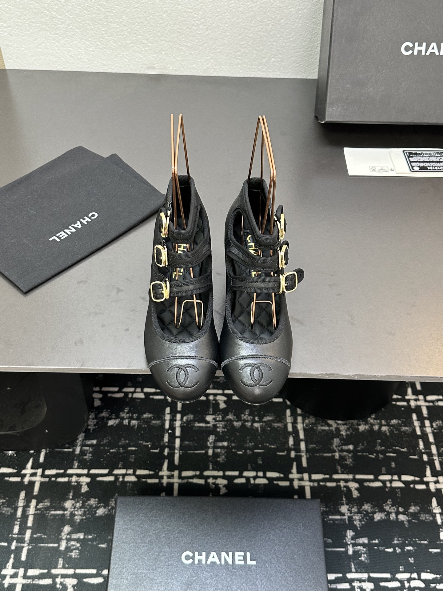 NO:254343,Xiangjia Chane 25 Mary Jane Ballet Single Shoes Showcase Upper fabric original one to one sheepskin satin, sheepskin, original one to one super beautiful ballet shoes imported from the inner side imported flat soft grain cowhide inner water dyed sheepskin footbeds outsole original Italian translucent leather outsole shoe size 34-41, 34.40.41. Custom made full set of counter synchronous packaging, Mary Jane, chanel, chanel, mary jane, cowhide, sheepskin, silk fabric, Leather soles19860909香家chane 25款玛丽珍芭蕾舞单鞋走秀款 鞋面面料原版一比一羊皮绸缎,羊皮里,原版一比一开超美芭蕾舞鞋 内里进口平整柔软粒面牛皮内里水染羊皮垫脚 大底原版意大利透染真皮大底 鞋码34-41,34.40.41.定做 全套专柜同步包装,玛丽珍,chanel,chanel,mary jane,cowhide,sheepskin,silk fabric,Leather soles,Women's Shoes