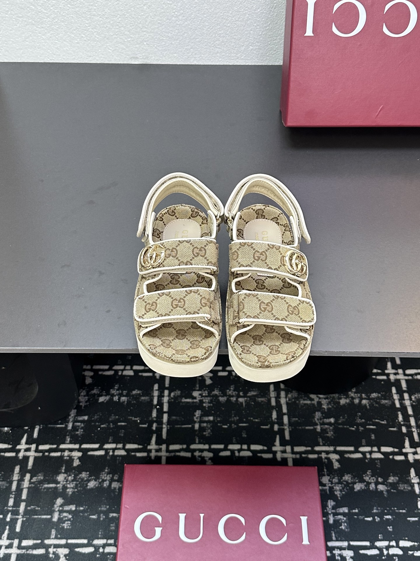 NO:254147,Step on the clouds and wind blows every step!  A must-have thick-soled sandal this summer, so that you can reach a new level of beauty!  Still worried about height?  Still struggling with matching?  These thick-soled women's sandals will solve all your troubles at once!  ** Take a look at the highlights first, comfortable and high-end, easy to have long legs!  Thickened sole design, lengthen the leg lines, instantly enhance the aura, allowing you to stand out from the crowd!  Versatile and fashionable, easy to control various styles!  Whether it is a sweet skirt or a cool pants, it can be perfectly matched and easily wear it to create a fashionable feeling!  High-quality material, comfortable, breathable and not stuffy!  Selected high-quality materials, soft and comfortable, good breathability, and will not feel stuffy even if worn for a long time. It is anti-slip and wear-resistant, making it more secure to walk!  The sole has an anti-slip texture design, strong grip, and you are not afraid of slipping on rainy days, making you take every step steadily and confidently. This thick-soled sandal is your must-have item this summer!  Code 35-40, sandals, sandals, skirts19860909踩上云端,步步生风！今夏必备厚底凉鞋,让你美出新高度！ 还在为身高烦恼？还在为搭配纠结？这款厚底女装凉鞋,一次性解决你的所有困扰！ ** 亮点抢先看 舒适增高,轻松拥有大长腿！加厚鞋底设计,拉长腿部线条,瞬间提升气场,让你在人群中脱颖而出！ 百搭时尚,轻松驾驭各种风格！无论是甜美裙装还是酷帅裤装,都能完美搭配,轻松穿出时尚感！ 优质材质,舒适透气不闷脚！精选优质材料,柔软舒适,透气性好,即使长时间穿着也不会感到闷热. 防滑耐磨,行走更安心！鞋底防滑纹路设计,抓地力强,雨天也不怕滑倒,让你每一步都走得稳健自信.  这款厚底凉鞋,就是你今夏的必备单品！ 配码35-40,凉鞋,sandals,skirts,Women's Shoes