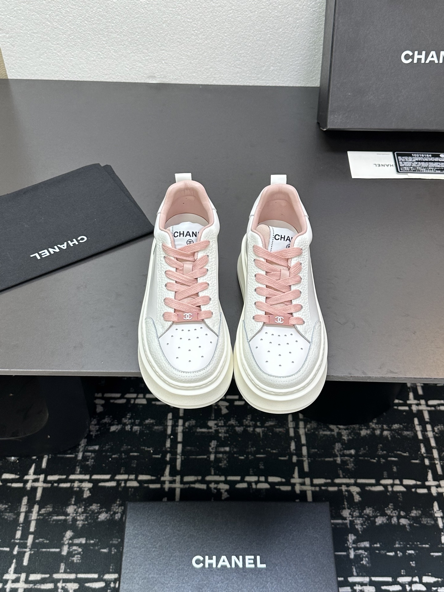 NO:255137,Chanel Chanel Panda Shoes!  Top casual sneakers for counter This classic design; the upper is made of electric embroidery styles; the sole is fashionable and sporty; it is an extraordinary variety of color matching elements... The diversified mix and match is very beautiful and versatile, casual, fashionable, sports, and outdoors can be taken into account... Go material The upper is made of original imported silk cowhide   original tarp   original head cowhide The inner is made of original sheepli   net Outsole based on original TPU combination sole The counter is made of high-quality packaging for women 35–41, casual shoes/sports shoes, chanel, chanel, sneakers, cowhide19860909Chanel香奈儿熊猫鞋！专柜顶级休闲款运动鞋 这款经典设计；鞋面多种工艺电绣的风格；大底却时尚运动；不平凡的拥入了多种配色元素…… 多元化混搭非常好看百搭,休闲,时尚,运动,户外都能兼顾…… Go 材料 鞋面采用 原版进口头层丝绸牛皮 原版防水布 原版头层牛皮 内里采用 原版羊里 网 大底根据 原版TPU组合大底 专柜精品包装全套女35–41,休闲鞋/运动鞋,chanel,chanel,sneakers,cowhide,Women's Shoes