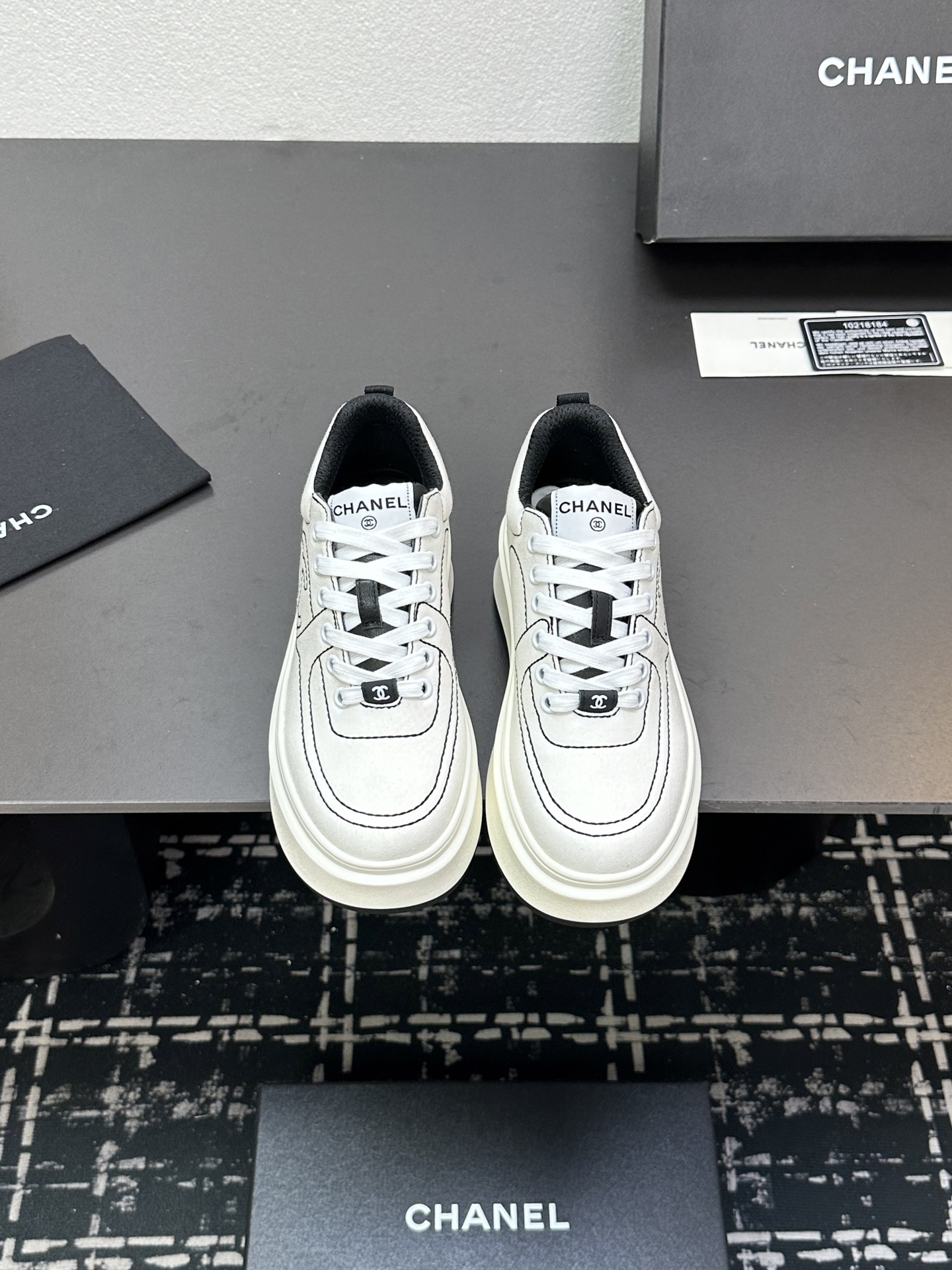 NO:255140,Chanel Chanel Panda Shoes!  Top casual sneakers for the 2025 counter This classic design; the upper is crafted and electric embroidered with various craftsmanship; the sole is fashionable and sporty; it is an extraordinary variety of color matching elements... The diversified mix and match is very beautiful and versatile, casual, fashionable, sports, and outdoors can be taken into account... Go material The upper uses original imported silk cowhide   original tarp   original head cowhide The inner uses original sheepli   net Outsole based on original TPU combination sole The counter is boutique packaging for women 35–41, casual shoes/sports shoes, chanel, chanel, sneakers, cowhide19860909Chanel香奈儿熊猫鞋！2025专柜顶级休闲款运动鞋 这款经典设计；鞋面多种工艺电绣的风格；大底却时尚运动；不平凡的拥入了多种配色元素…… 多元化混搭非常好看百搭,休闲,时尚,运动,户外都能兼顾…… Go 材料 鞋面采用 原版进口头层丝绸牛皮 原版防水布 原版头层牛皮 内里采用 原版羊里 网 大底根据 原版TPU组合大底 专柜精品包装全套女35–41,休闲鞋/运动鞋,chanel,chanel,sneakers,cowhide,Women's Shoes