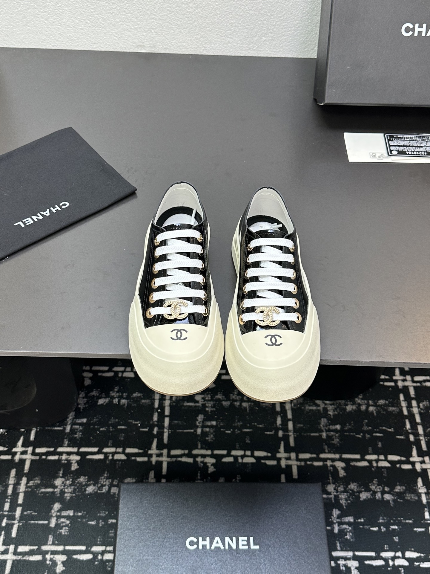 NO:255131,Chanel Chanel Panda Shoes!  Top casual sneakers for counter This classic design; the upper is made of electric embroidery styles; the sole is fashionable and sporty; it is an extraordinary variety of color matching elements... The diversified mix and match is very beautiful and versatile, casual, fashionable, sports, and outdoors can be taken into account... Go material The upper is made of original imported silk cowhide   original tarp   original head cowhide The inner is made of original sheepli   net Outsole based on original TPU combination sole The counter is made of high-quality packaging for women 35–41, casual shoes/sports shoes, chanel, chanel, sneakers, cowhide19860909Chanel香奈儿熊猫鞋！专柜顶级休闲款运动鞋 这款经典设计；鞋面多种工艺电绣的风格；大底却时尚运动；不平凡的拥入了多种配色元素…… 多元化混搭非常好看百搭,休闲,时尚,运动,户外都能兼顾…… Go 材料 鞋面采用 原版进口头层丝绸牛皮 原版防水布 原版头层牛皮 内里采用 原版羊里 网 大底根据 原版TPU组合大底 专柜精品包装全套女35–41,休闲鞋/运动鞋,chanel,chanel,sneakers,cowhide,Women's Shoes