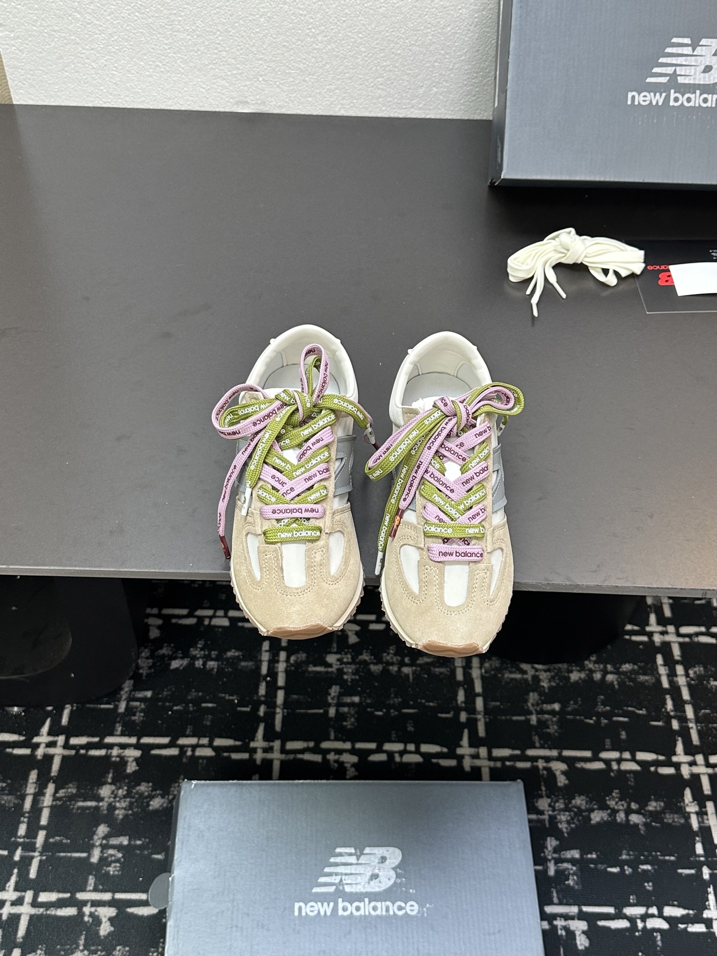 NO:255133,NB 471 German training Forrest Gump shoes are the same as Zhang Yuanying. Retro Pioneer Casual Sports Jogging Shoes, Italian street style from the 1970s!  nb New Balance 471 series, a new look created with a purer retro style design. The side is also deconstructed, and the n-character logo is presented in an old embossed style. Multi-lace matching and outfit, girlish and fashionable, full set of packaging!  Fabric suede   cloth splicing, half inner lining, original sole open mold, anti-slip and wear-resistant sole, size women's size 35-40, size men's size 39-45, casual shoes/sports shoes, new balance, sneakers, chamois leather19860909NB 471德训阿甘鞋张元英同款 复古先锋休闲运动慢跑鞋,上世纪70年代的意大利街头风格！nb新百伦 全新 newbalance 471 系列,以更纯粹的复古风格设计打造的全新造型.侧身还以解构设计,将n字标志以做旧压花样式呈现 多鞋带搭配穿搭 少女感 时尚感十足,全套包装！ 面料麂皮 布拼接 内里半内里 鞋底原版开模防滑耐磨底 码数女码35--40, 码数男码39--45,,休闲鞋/运动鞋,new balance,sneakers,chamois leather,Women's Shoes